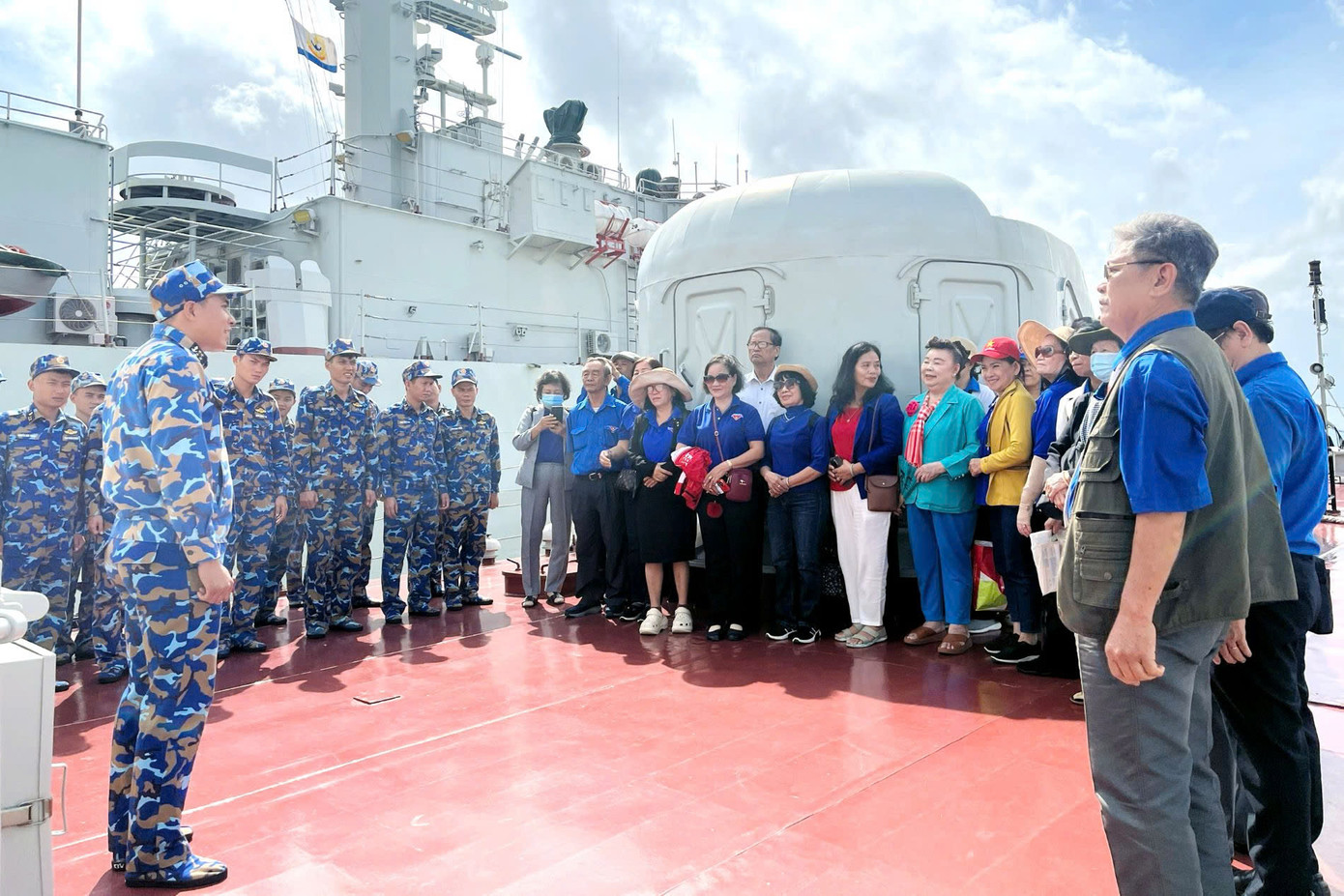 Đoàn đại biểu tham quan tàu chiến ở Lữ đoàn 172, Vùng 3 Hải quân. Ảnh: Hoàng Diệu Đoàn đại biểu tham quan tàu chiến ở Lữ đoàn 172, Vùng 3 Hải quân. Ảnh: Hoàng Diệu