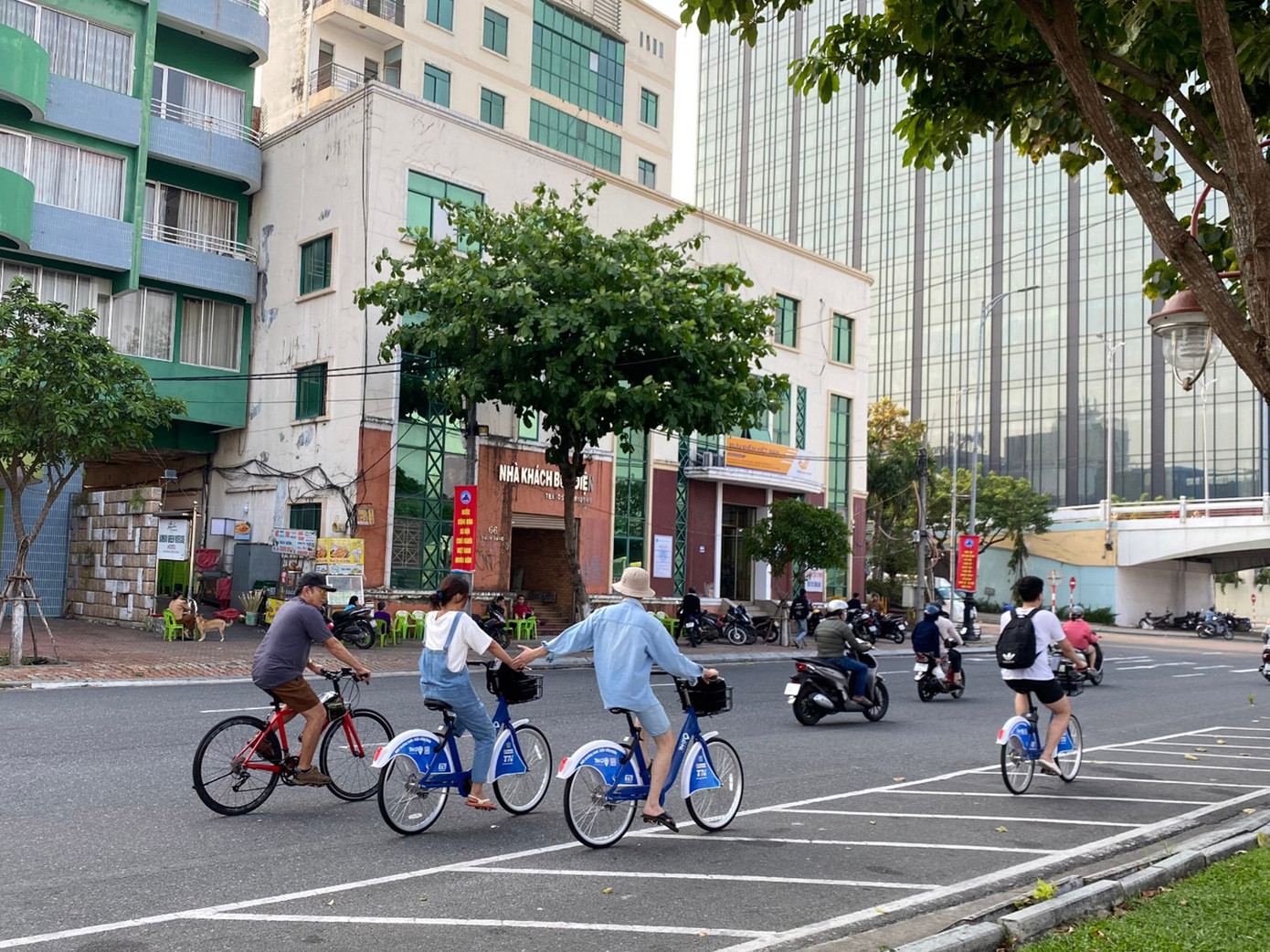 Cứ khoảng 5 giờ chiều, khi tiết trời đã dịu, các bạn trẻ sử dụng xe đạp công cộng dạo quanh các con đường, ngắm “thành phố đáng sống” để thư giãn sau một ngày dài học tập, làm việc.