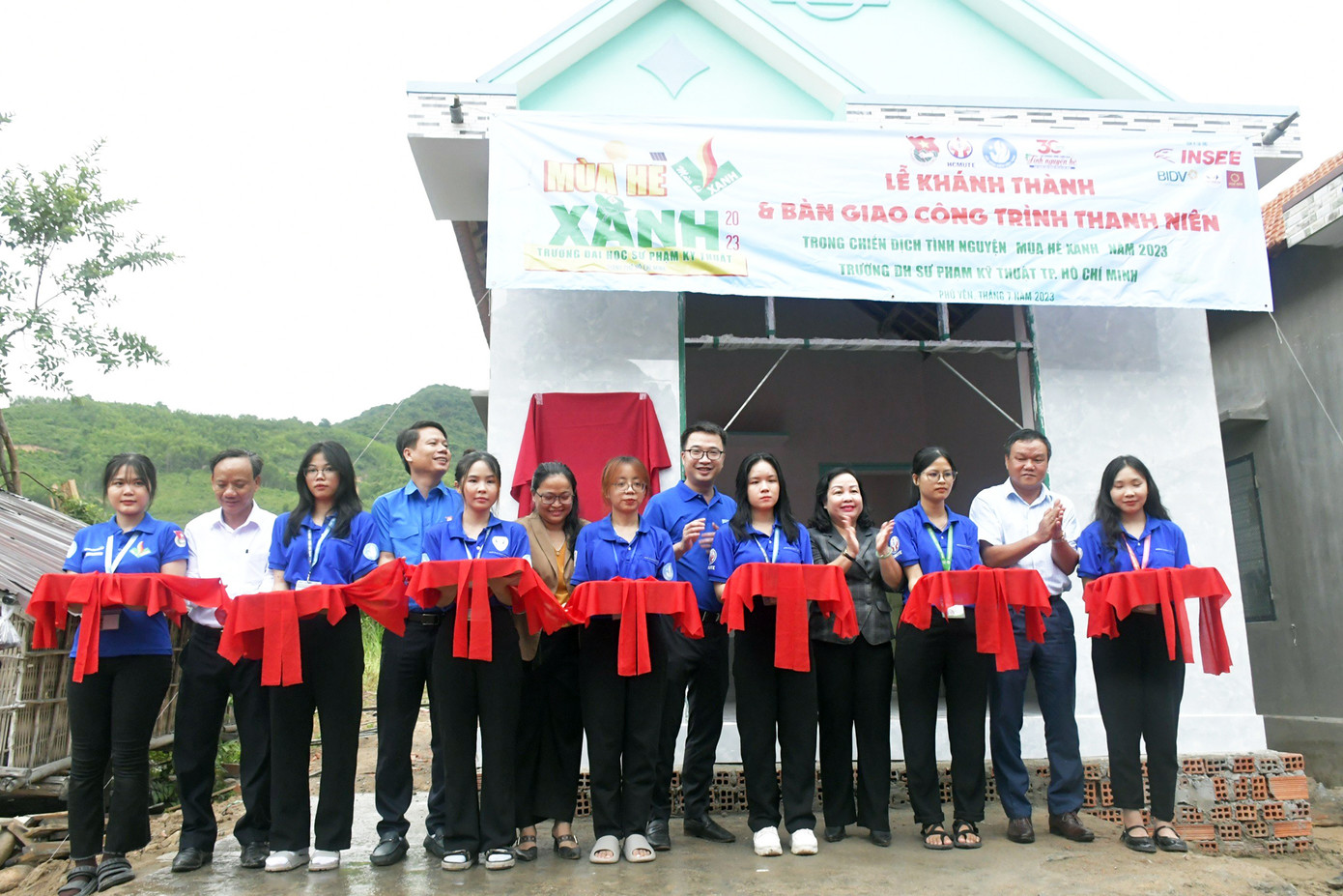 Anh Nguyễn Tường Lâm, Bí thư T.Ư Đoàn cùng lãnh đạo tỉnh Phú Yên cắt băng khánh thành công trình nhà tình thương cho hộ nghèo và công trình Thắp sáng đường quê. Ảnh: Huyền Oanh