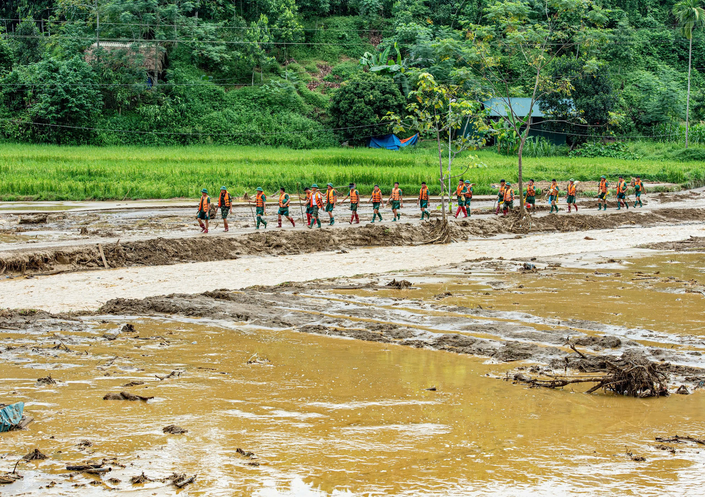 Ngày hôm trước dọn mặt ruộng thì hôm sau trời mưa to, bùn đất lại kéo về. Ảnh: Văn Chương Ngày hôm trước dọn mặt ruộng thì hôm sau trời mưa to, bùn đất lại kéo về. Ảnh: Văn Chương