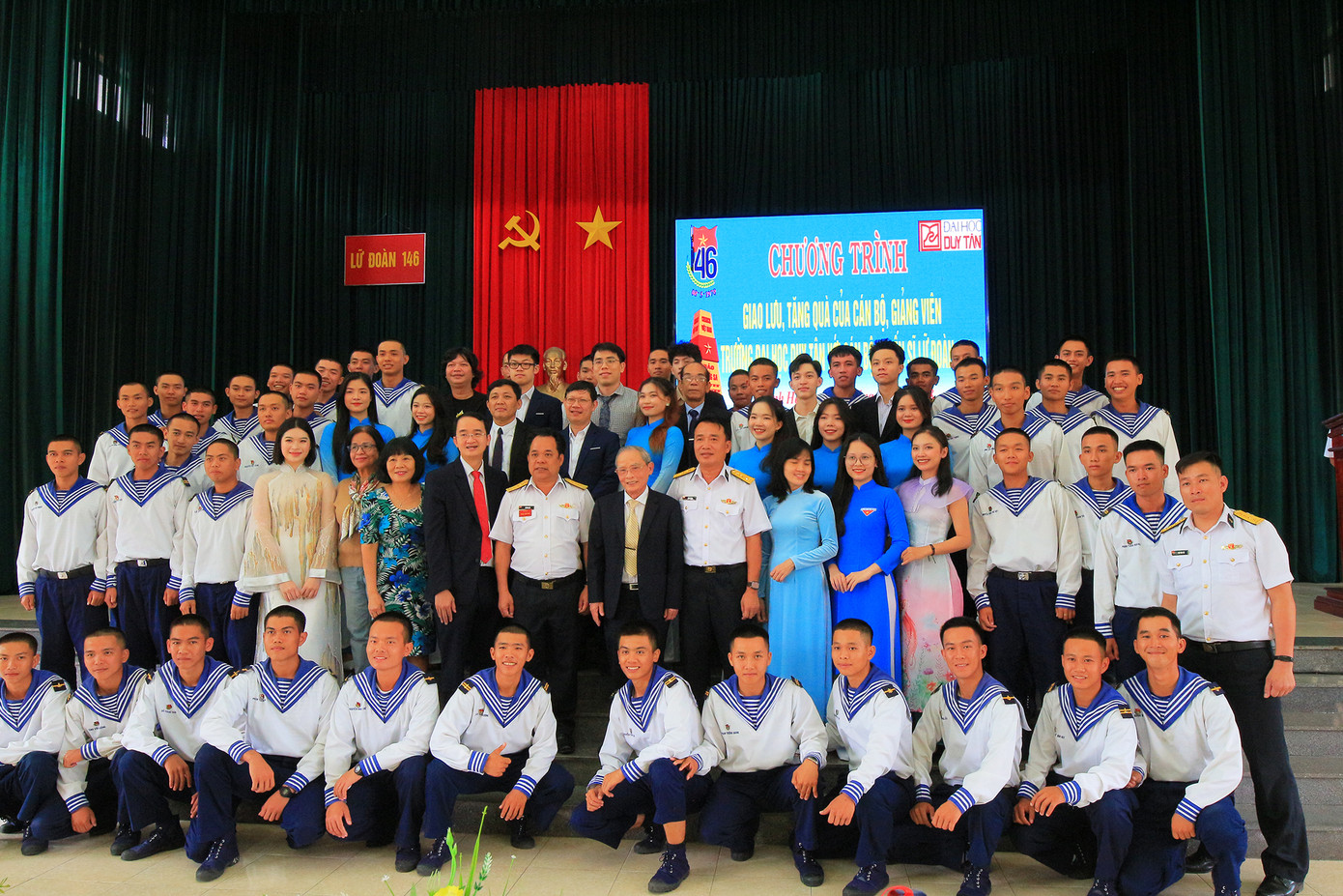 Đoàn công tác của ĐH Duy Tân và CBCS Vùng 4 Hải quân Đoàn công tác của ĐH Duy Tân và CBCS Vùng 4 Hải quân