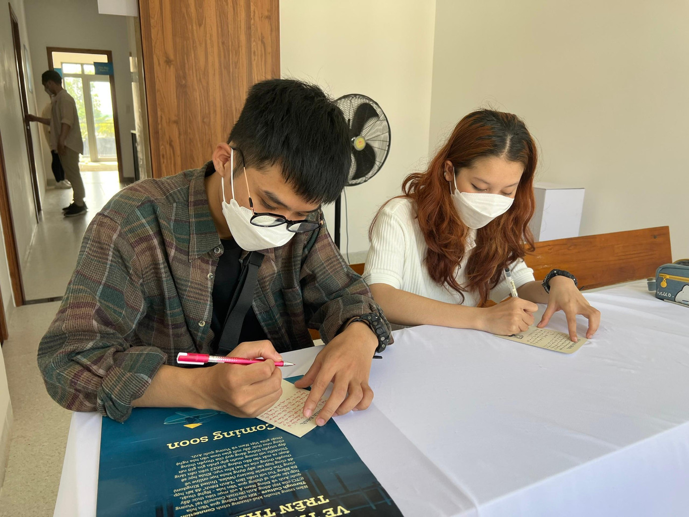 Sau khi kết thúc tham quan triển lãm, mỗi vị khách sẽ được mời chia sẻ những tâm tư và cảm nhận của mình (Ảnh Mai Phương)