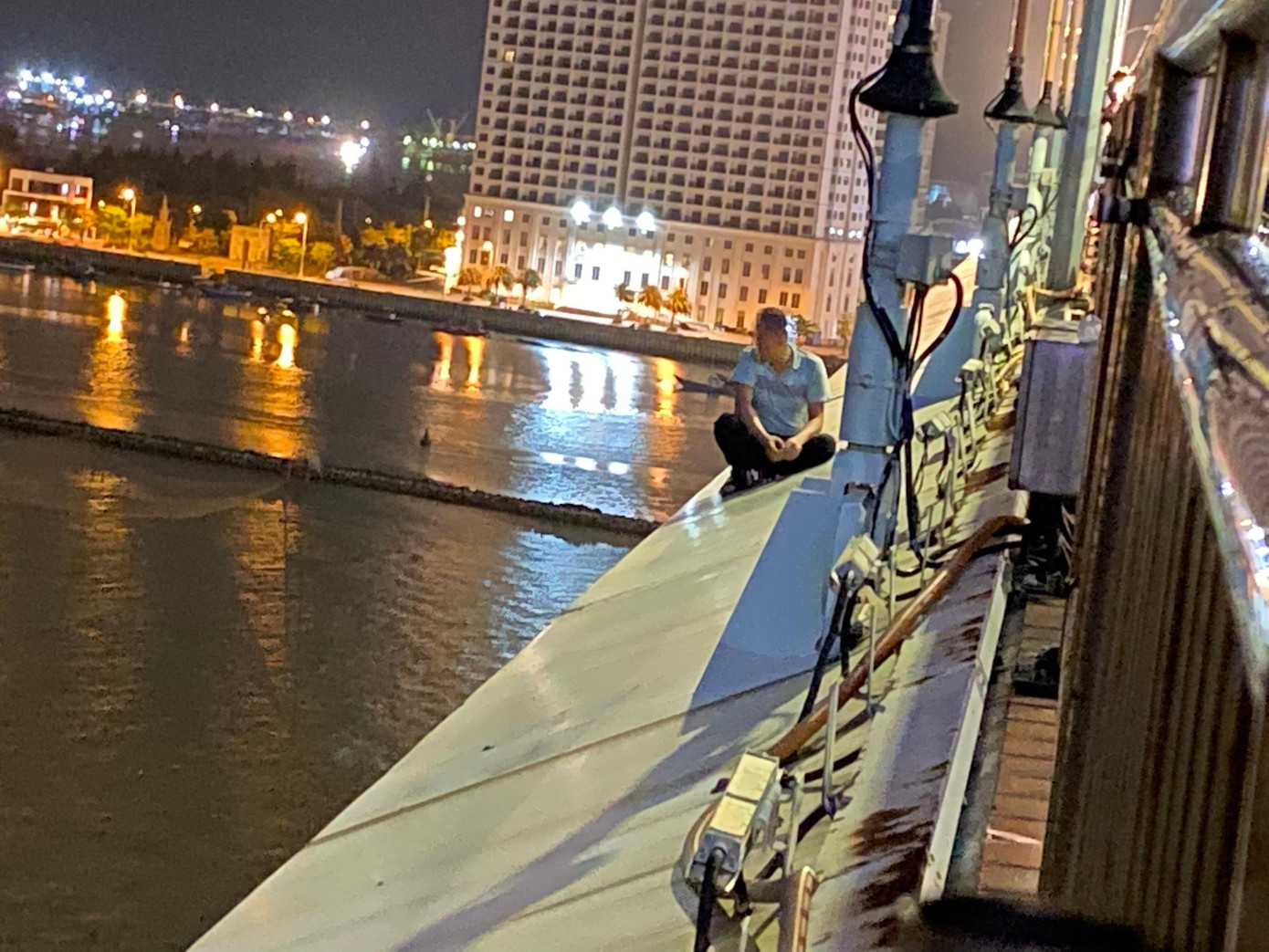 Hình ảnh người đàn ông khuy qua 7/3 còn trên thành cầu - Ảnh: Thái Lâm Hình ảnh người đàn ông khuy qua 7/3 còn trên thành cầu - Ảnh: Thái Lâm