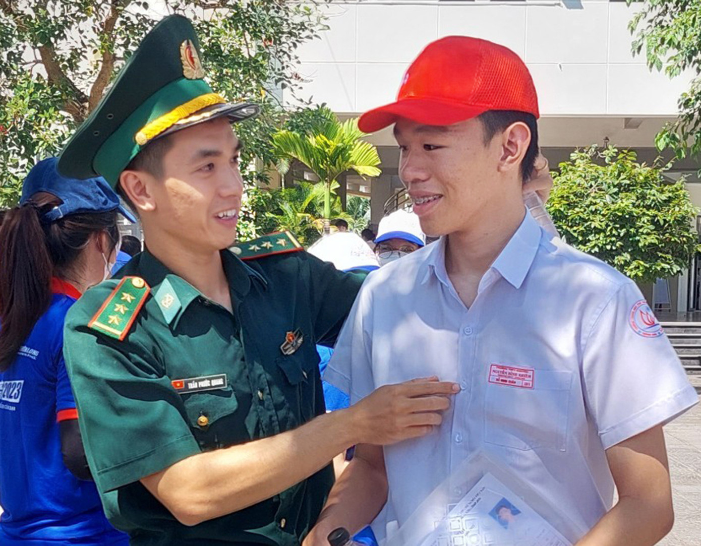 Lính quân hàm xanh động viên sĩ tử trước giờ vào phòng thi. Ảnh: Văn Chương