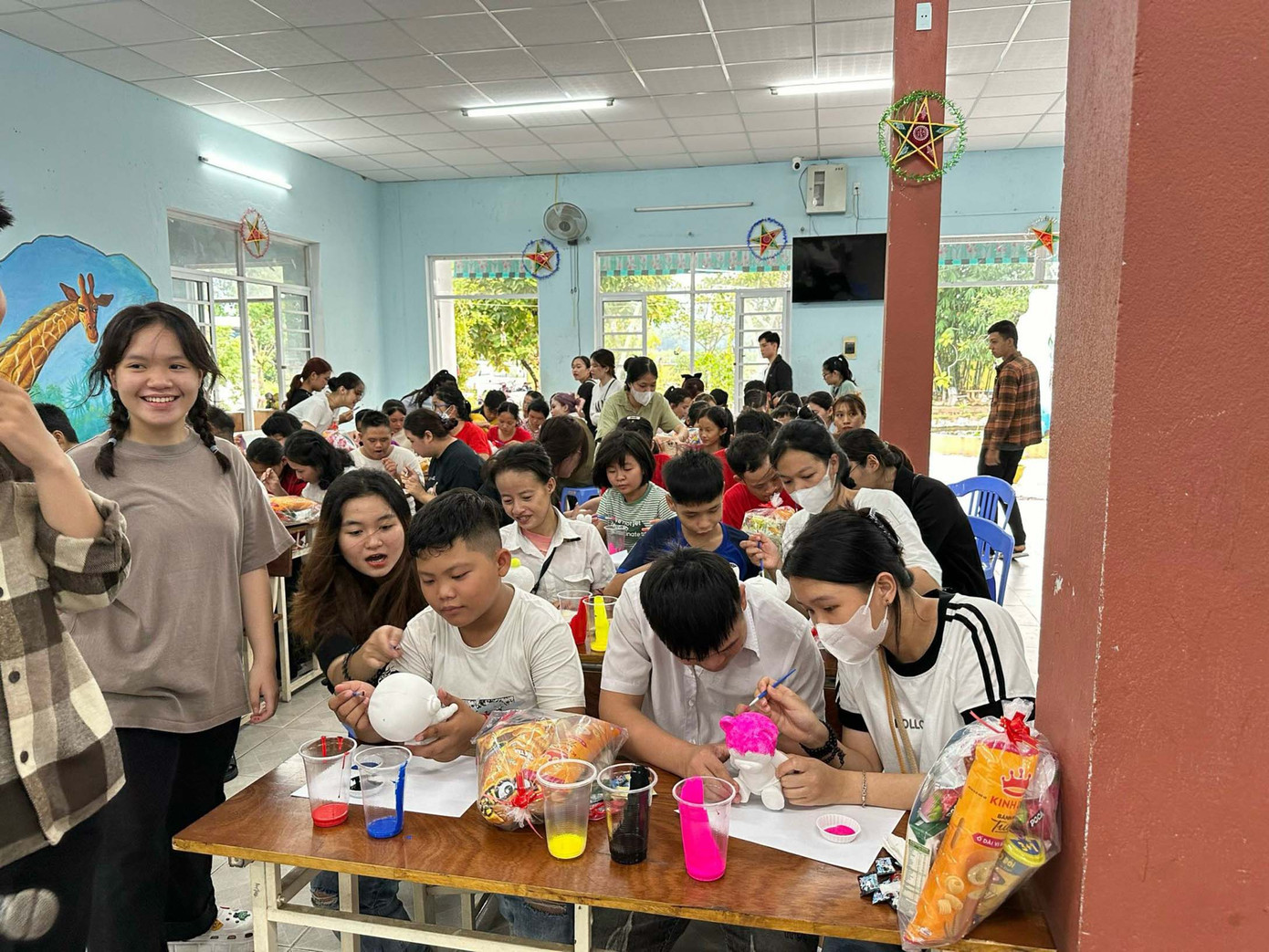 Các em ở trung tâm đa số còn rất nhỏ nhưng đã thiếu đi tình yêu thương của bố mẹ từ khi vừa mới ra đời. Các em đều rất ngoan, mỗi em đều có những số phận và câu chuyện khác nhau.