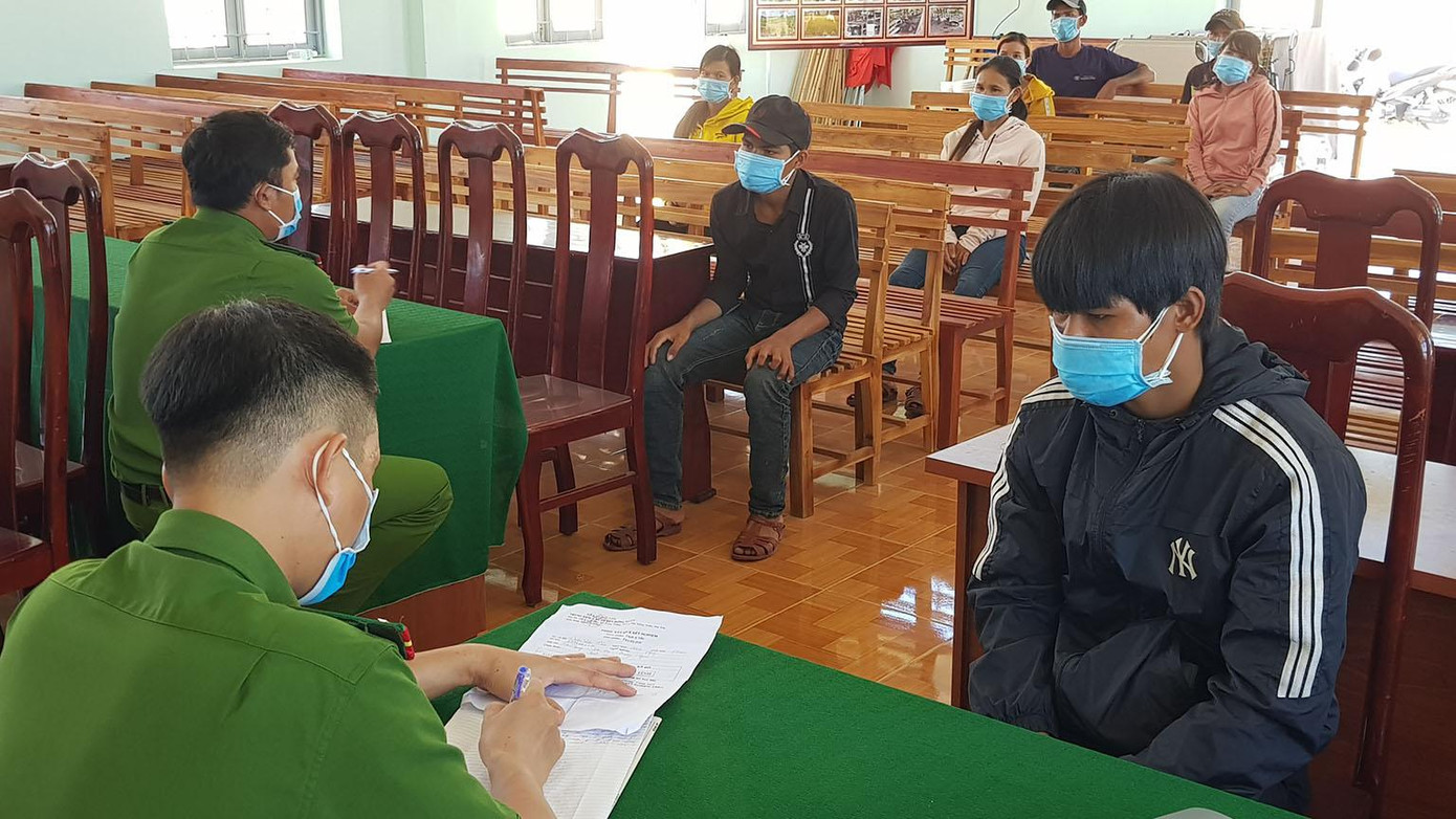 Cơ quan chức năng huyện Đồng Xuân (Phú Yên) tiếp nhận thông tin từ 13 người dân. Ảnh: Huyền Oanh Cơ quan chức năng huyện Đồng Xuân (Phú Yên) tiếp nhận thông tin từ 13 người dân. Ảnh: Huyền Oanh