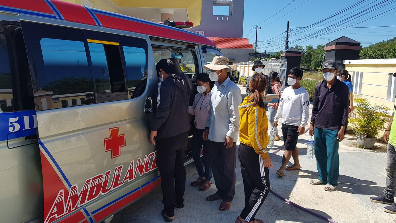 Bà con được huyện Đồng Xuân và các tổ chức thiện nguyện đưa về quê an toàn bằng xe ô tô - ảnh Huyền Oanh Bà con được huyện Đồng Xuân và các tổ chức thiện nguyện đưa về quê an toàn bằng xe ô tô - ảnh Huyền Oanh