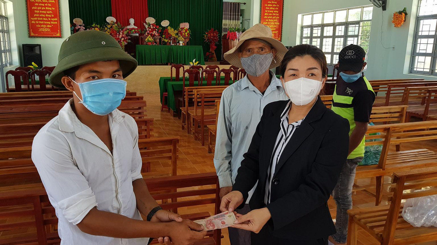 Tặng tiền và nhu yếu phẩm giúp bà con về quê. Ảnh: Huyền Oanh Tặng tiền và nhu yếu phẩm giúp bà con về quê. Ảnh: Huyền Oanh