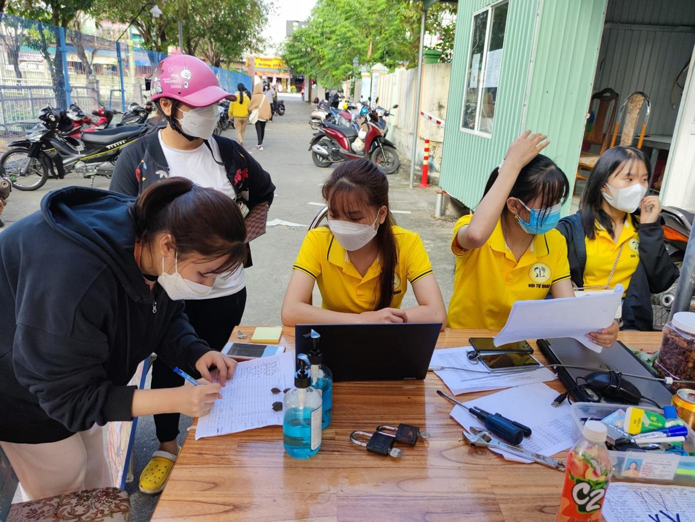 Đội tự quản ký túc xá trường Đại học Sư phạm (ĐH Đà Nẵng) hướng dẫn tân sinh viên làm thủ tục nhận phòng - ảnh Thanh Ngân