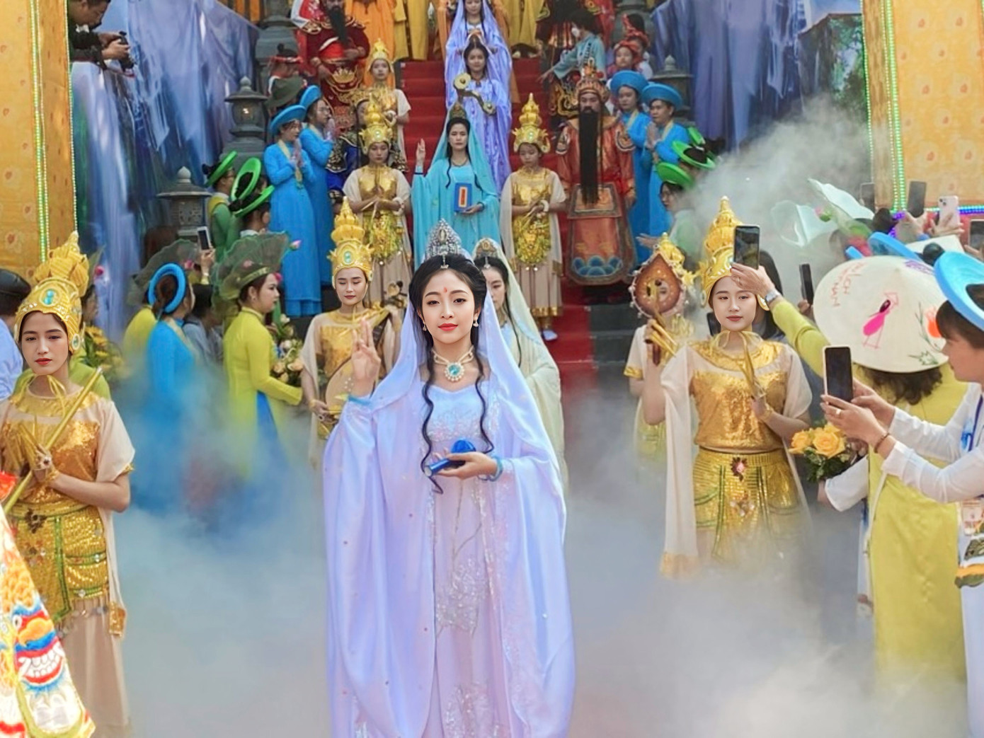 Lễ hóa trang Quán Thế Âm Bồ Tát. Ảnh: Khánh - Hà.