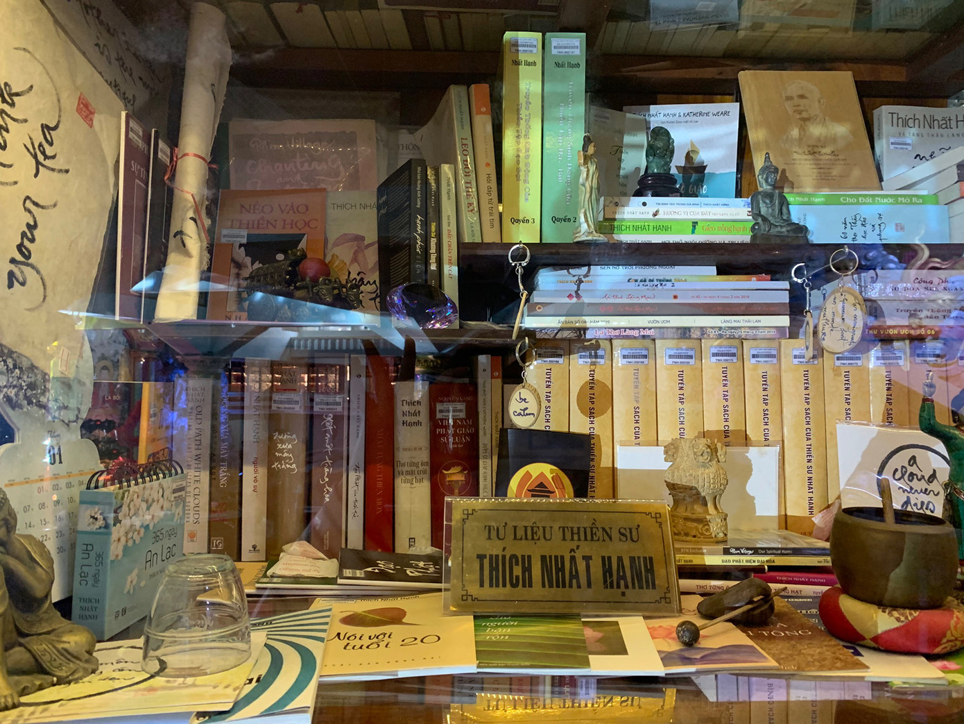 Ngoài các loại sách, thư viện Vạn Hạnh còn trưng bày nhiều hiện vật liên quan đến văn hóa Phật giáo không chỉ của Việt Nam mà còn từ nhiều quốc gia khác như Nhật Bản, Hàn Quốc, Trung Quốc… Ảnh: Khánh - Hà.