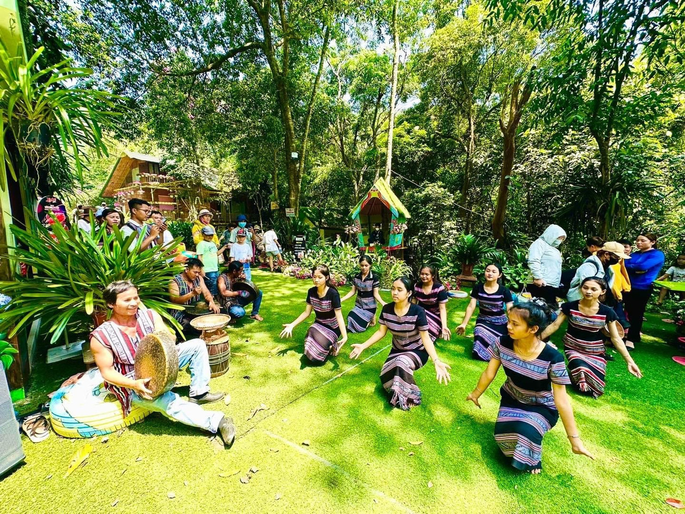 Khu du lịch Suối Chí (huyện Nghĩa Hành) thu hút đông đảo du khách.