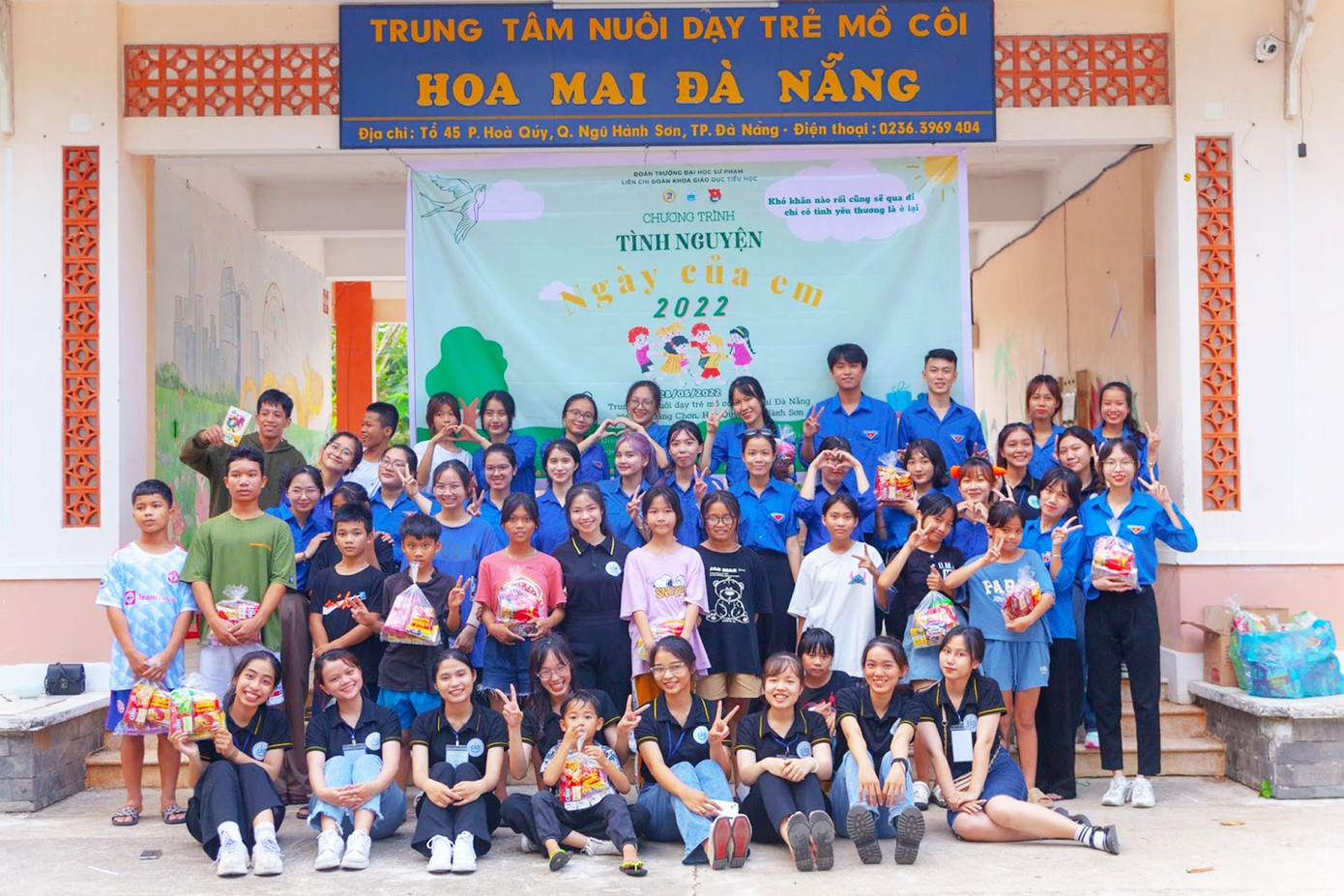 "Ngày của em" với các em nhỏ mồ côi tại Trung tâm Hoa Mai. "Ngày của em" với các em nhỏ mồ côi tại Trung tâm Hoa Mai.