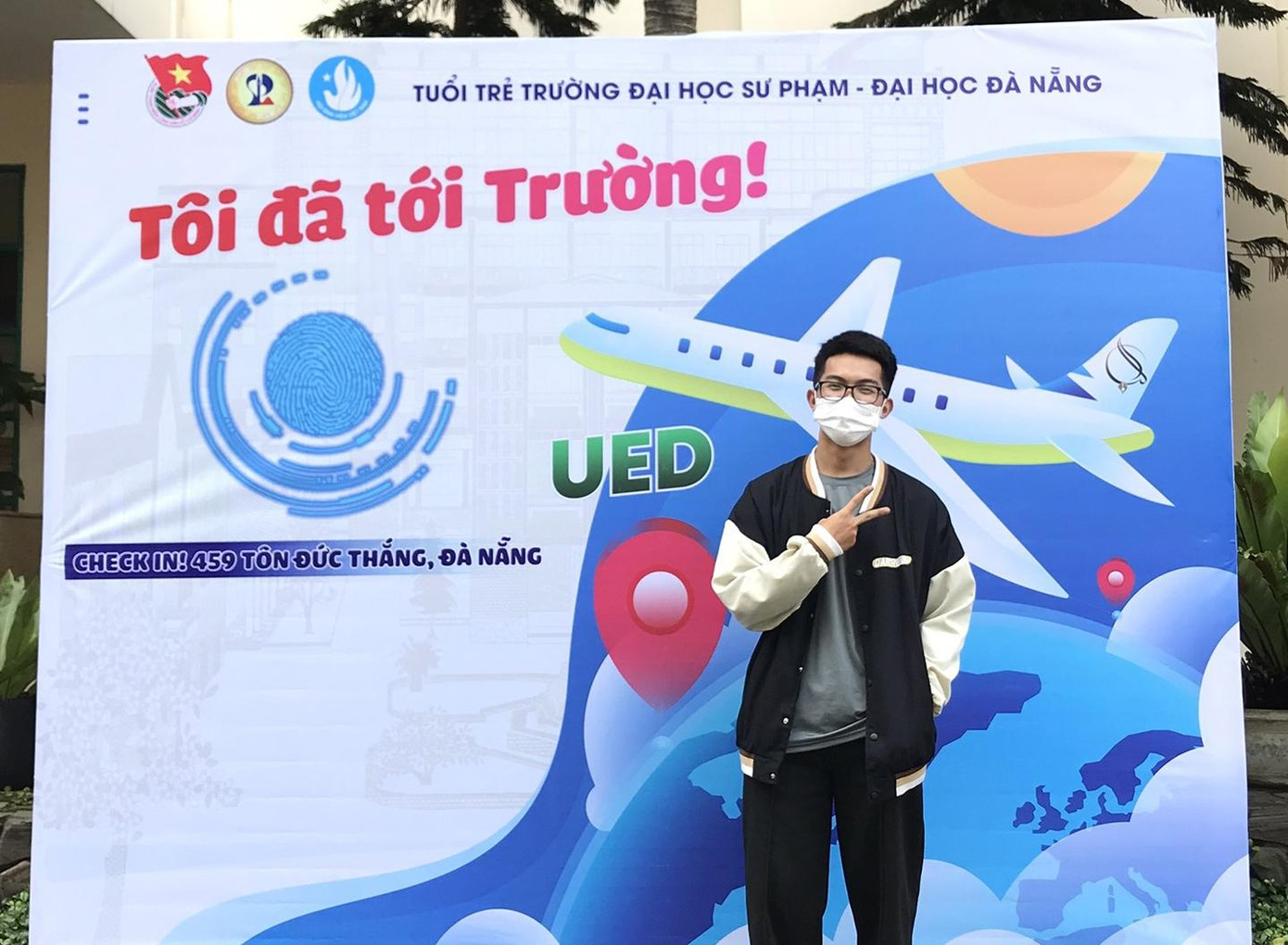 Sinh viên năm I Nguyễn Đặc Nhiệm tranh thủ chụp ảnh kỉ niệm ngày trở lại trường học trực tiếp khởi đầu cuộc đời sinh viên với giảng đường - ảnh Thành Văn