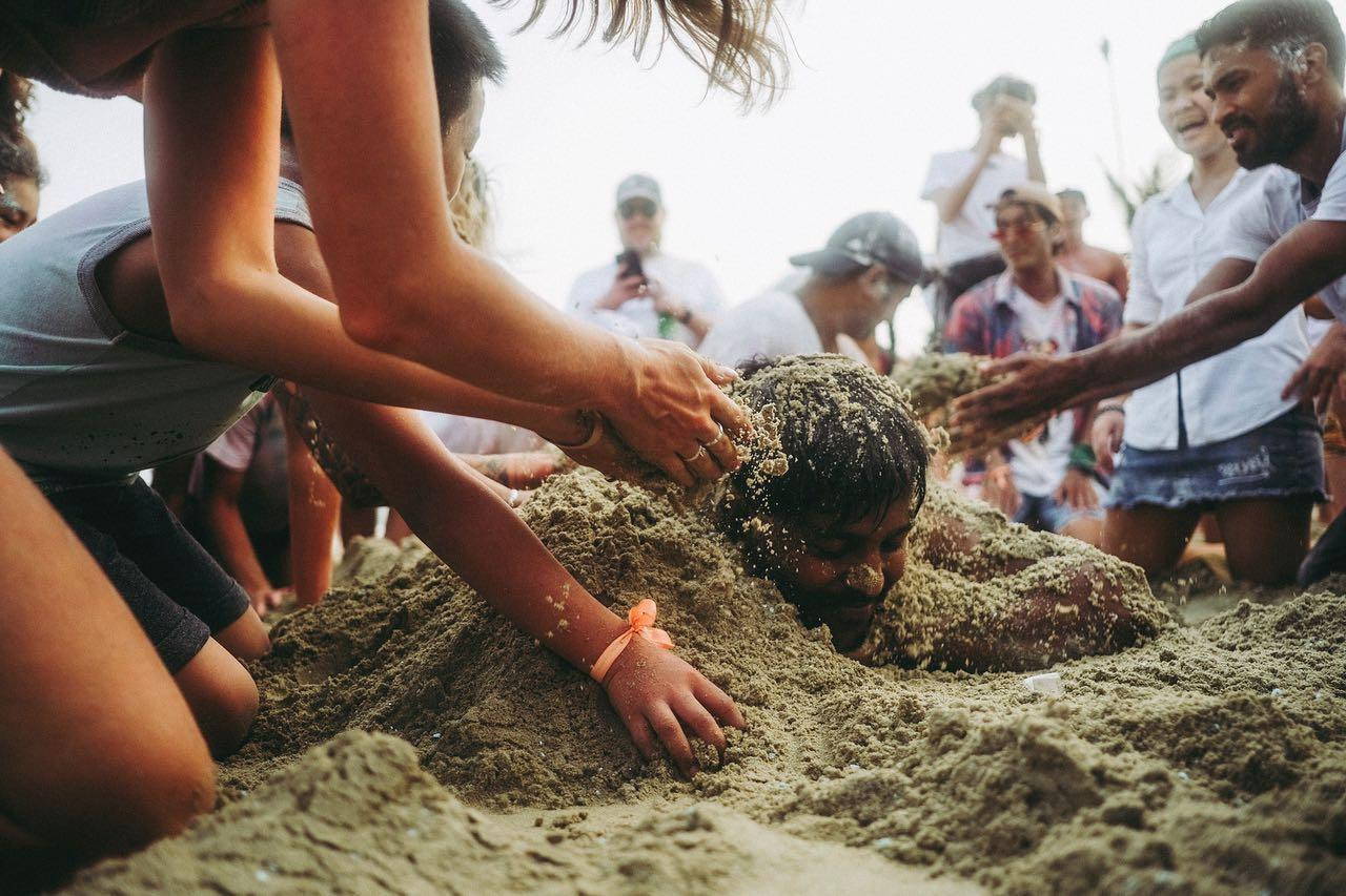 Ngoài nhảy nhót, Dork Dancing Danang còn là nơi mọi người thoải mái với những trò chơi trên cát. Ngoài nhảy nhót, Dork Dancing Danang còn là nơi mọi người thoải mái với những trò chơi trên cát.