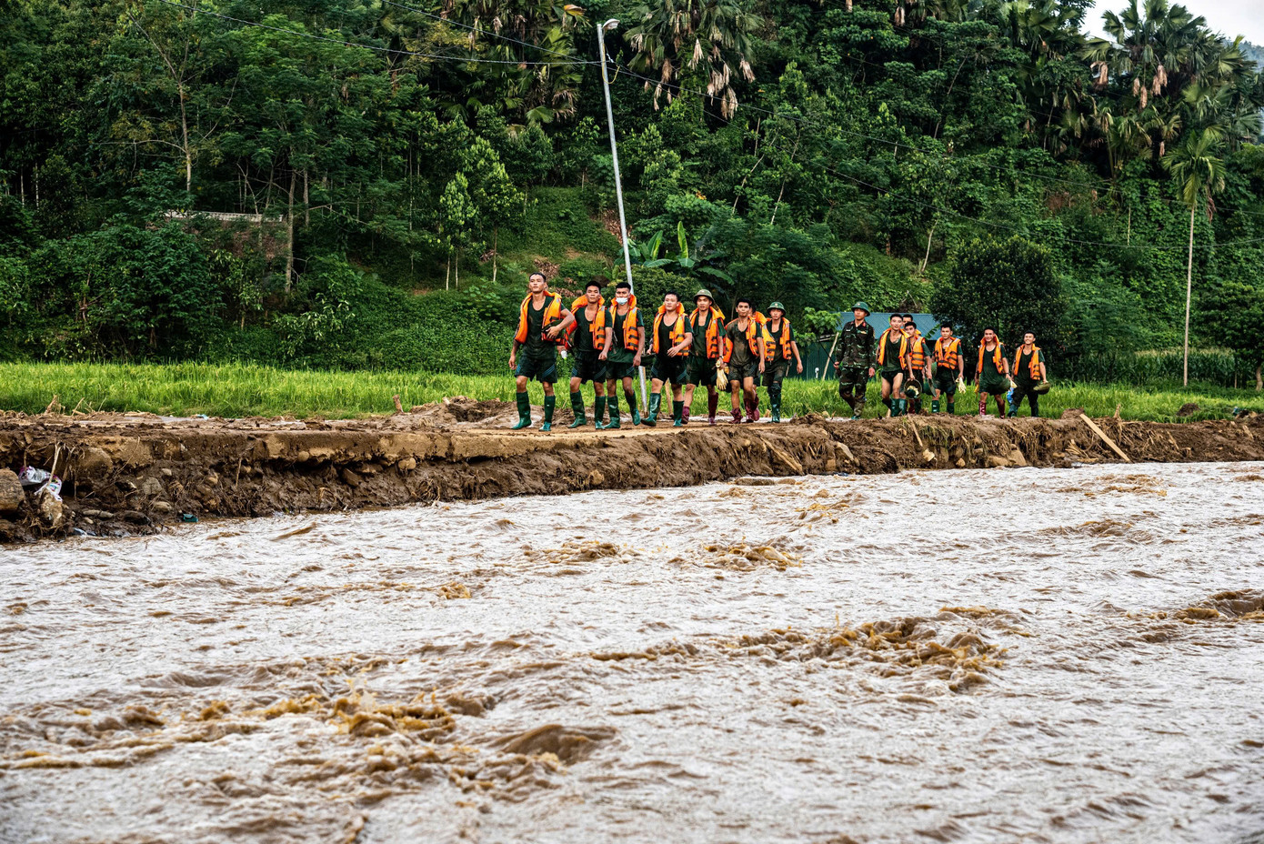 Con suối bị mưa lũ phá rộng ra như sông. Ảnh: Văn Chương Con suối bị mưa lũ phá rộng ra như sông. Ảnh: Văn Chương