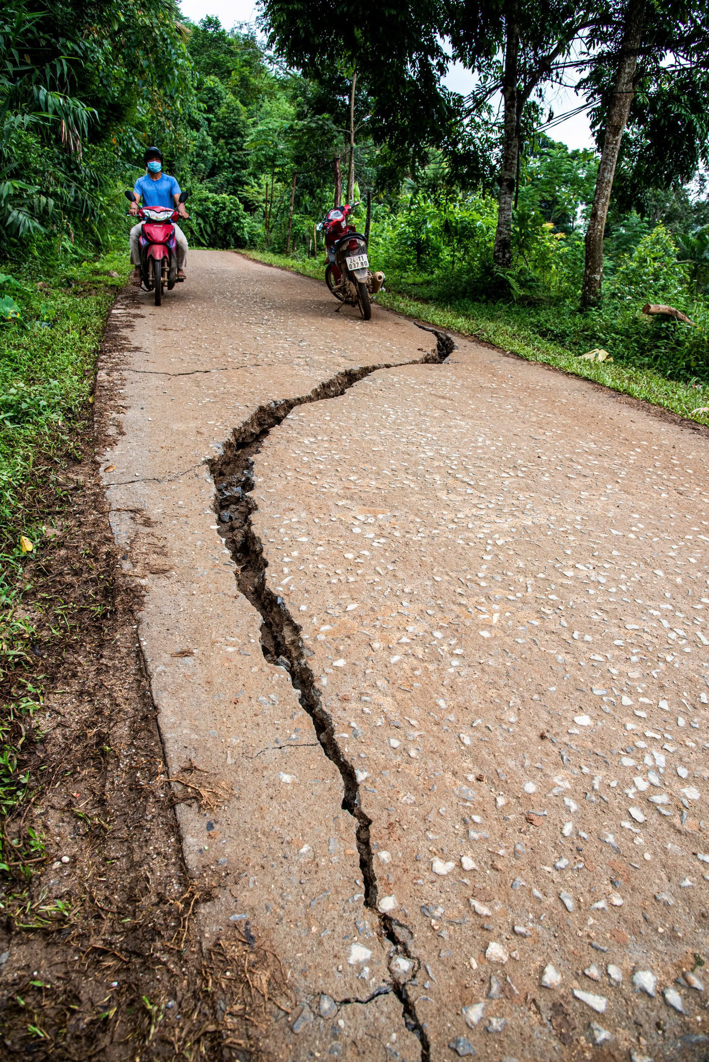 Vết nứt từ núi cắt ngang đường bê tông chính của thôn với tốc độ mở rộng vết nứt rất nhanh. Khu vực này có các đơn vị quân đội đang hạ trại để tham gia tìm kiếm các nạn nhân mất tích. Ảnh: Văn Chương Vết nứt từ núi cắt ngang đường bê tông chính của thôn với tốc độ mở rộng vết nứt rất nhanh. Khu vực này có các đơn vị quân đội đang hạ trại để tham gia tìm kiếm các nạn nhân mất tích. Ảnh: Văn Chương