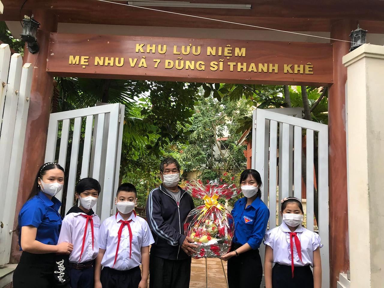 Các bạn trường tiểu học Nguyễn Trung Trực (phường Xuân Hà, quận Thanh Khê) viếng thăm khu lưu niệm Mẹ Nhu và 7 Dũng sĩ Thanh Khê (ảnh Tuổi trẻ Thanh Khê) Các bạn trường tiểu học Nguyễn Trung Trực (phường Xuân Hà, quận Thanh Khê) viếng thăm khu lưu niệm Mẹ Nhu và 7 Dũng sĩ Thanh Khê (ảnh Tuổi trẻ Thanh Khê)