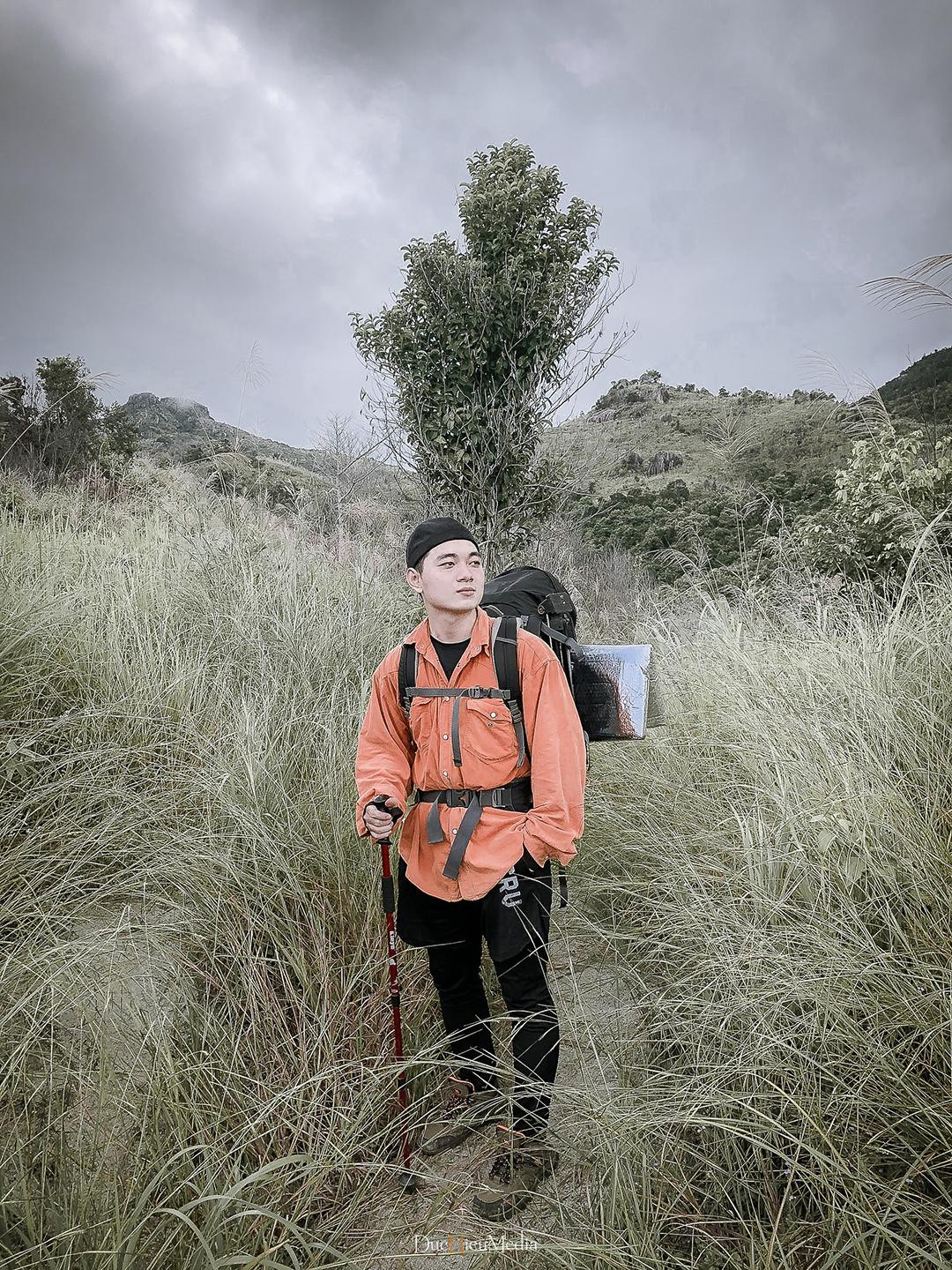 Nguyễn Đức Hiếu (24 tuổi, quê Quảng Trị), hiện đang là nhiếp ảnh freelancer ở hai thành phố là Nha Trang và Đà Lạt. Với anh, việc lưu lại và lan tỏa hình ảnh của những góc phố, những khung cảnh đẹp về nhịp sống xô bồ nơi phố thị, tĩnh lặng nơi rừng núi hoang vu là “thành quả” lớn sau những chuyến đi.