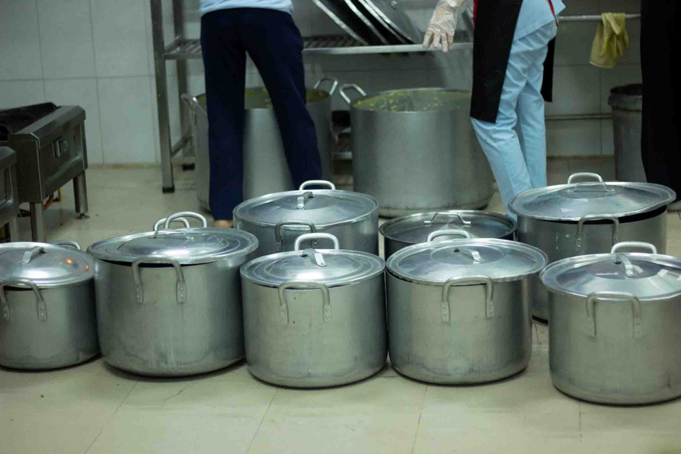 Sau hơn 3 tiếng đồng hồ, hàng chục nồi cháo đã được nấu xong.