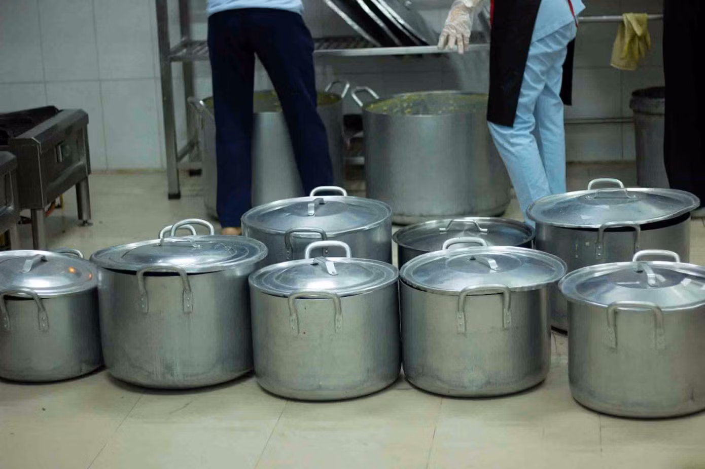 Sau hơn 3 tiếng đồng hồ, hàng chục nồi cháo đã được nấu xong.