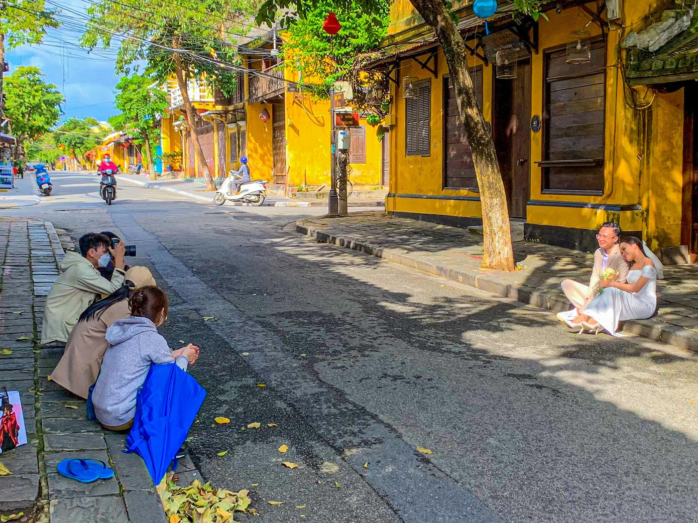 Phố "già" giữa mùa dịch bỗng trở thành "phim trường ảnh cưới" lý tưởng cho nhiều cặp đôi thích phong cách cổ kính, trầm lắng.