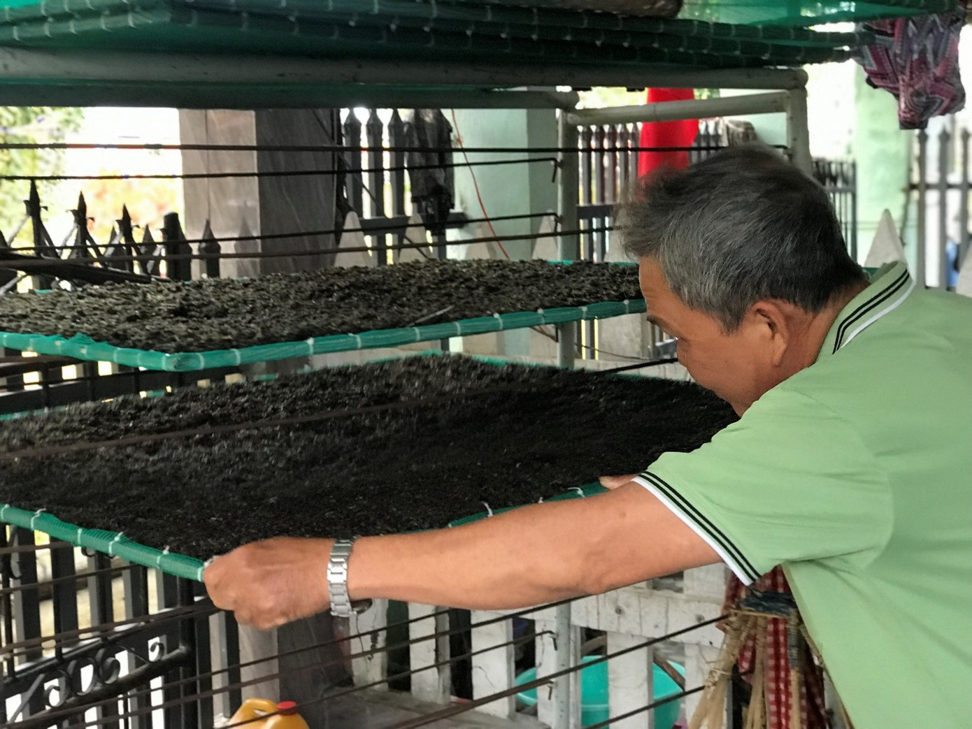 Gần 20 năm gắn bó với nghề “hái lộc biển”, ông Bùi Văn Sáu (57 tuổi, làng Nam Ô) chia sẻ: “Mứt rong là nguồn thu nhập kép của gia đình chú. Từ tháng 2 đến tháng 8 chú đi lặn và bắt đầu giữa tháng 10 thì đi cạo mứt. Nhà chú có thuyền nên thường chở bà con trong làng đi cạo mứt ở những ghềnh đá xa giữa biển. Trung bình mỗi ngày, thuyền của chú thu về khoảng 20 kg mứt rong”.