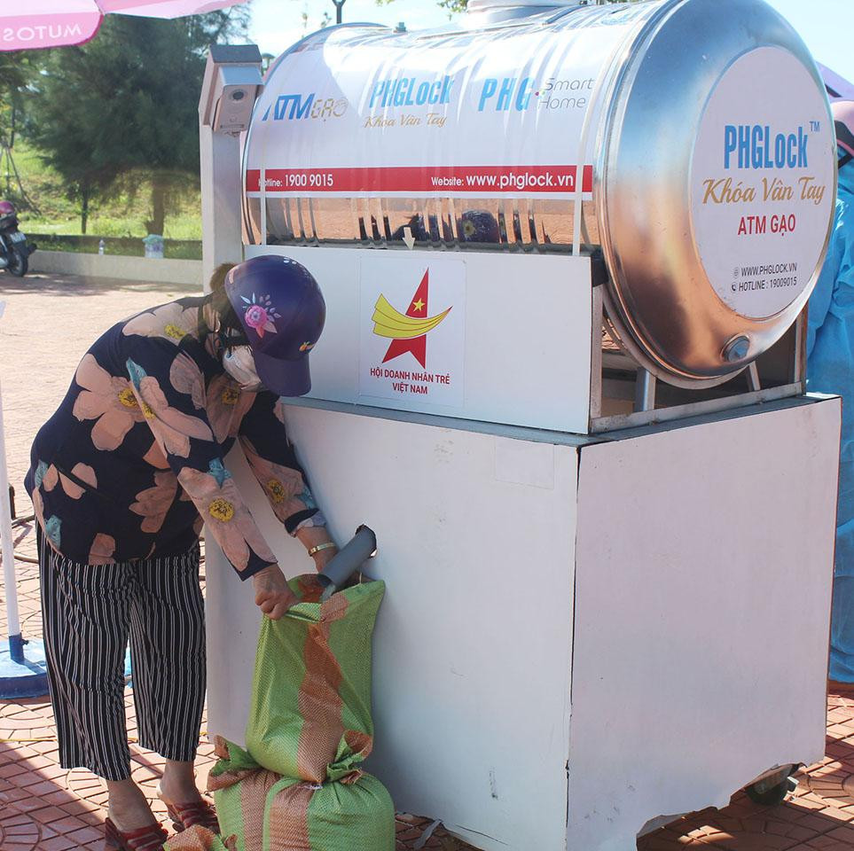 Trong ngày đầu tiên “ATM gạo miễn phí của thanh niên” đã vận hành và cấp phát được 100 suất cho nhiều người dân có hoàn cảnh khó khăn đến để nhận gạo - Ảnh: Văn Tài