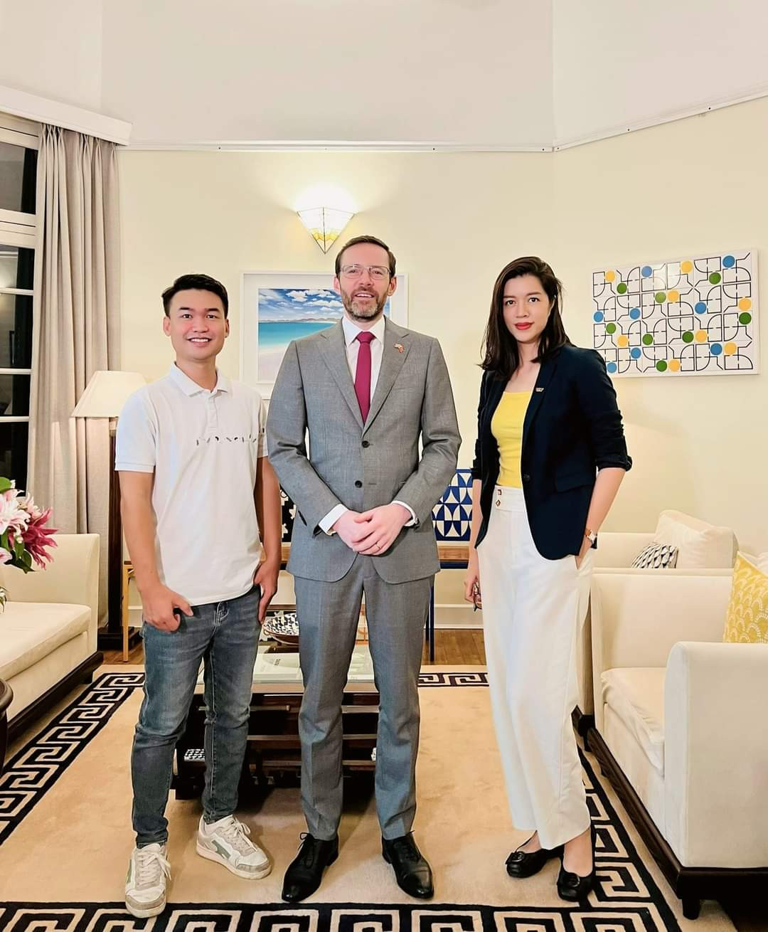 Chị Vũ Như Anh (ngoài cùng bên phải) làm việc cùng Đại sứ Anh Iain Frew về sự kiện Vương quốc Anh chính thức gia nhập CPTPP