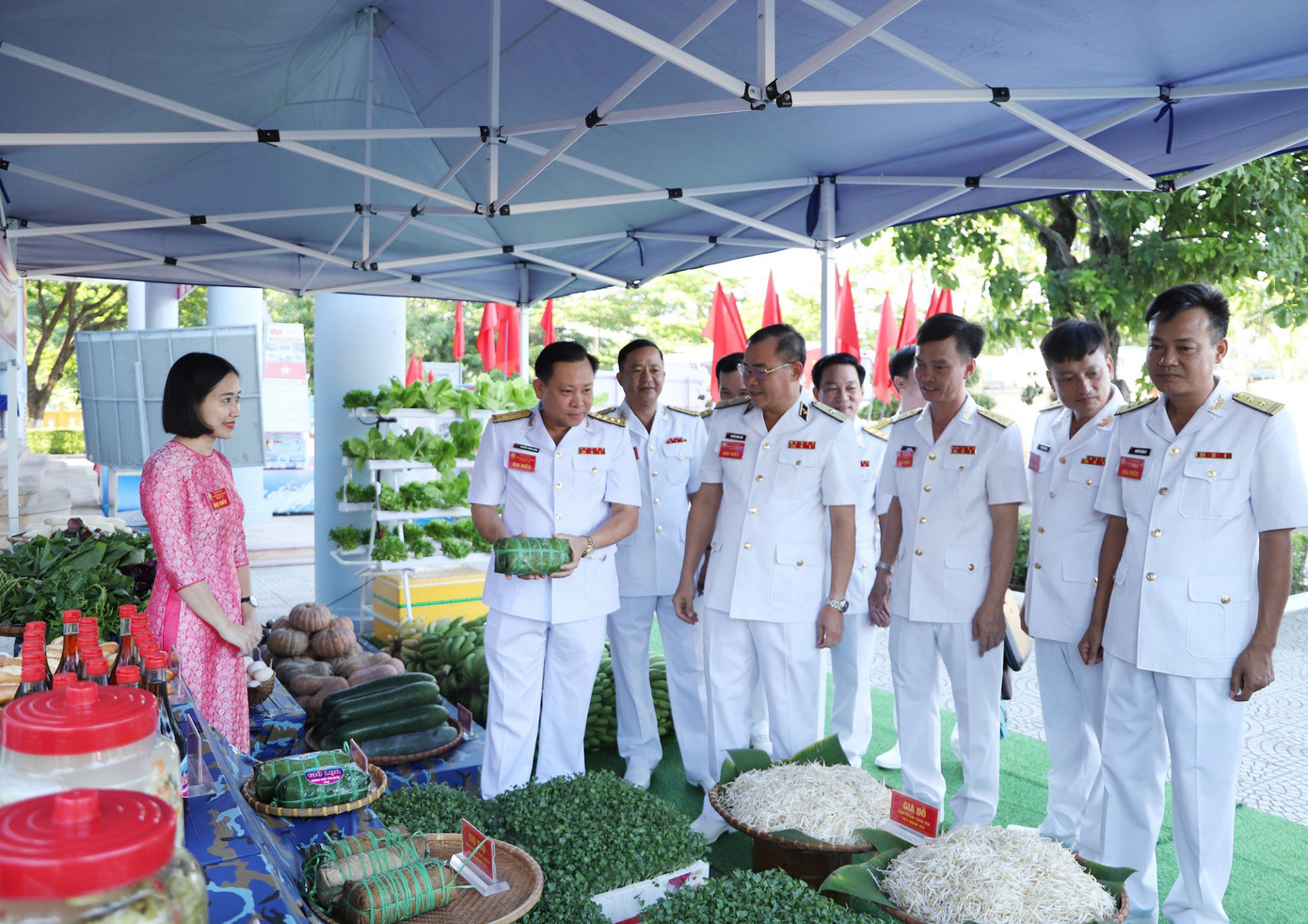 Các đại biểu tham quan sản phẩm tăng gia của cán bộ, chiến sĩ Vùng 3. Ảnh: Hoàng Diệu Các đại biểu tham quan sản phẩm tăng gia của cán bộ, chiến sĩ Vùng 3. Ảnh: Hoàng Diệu