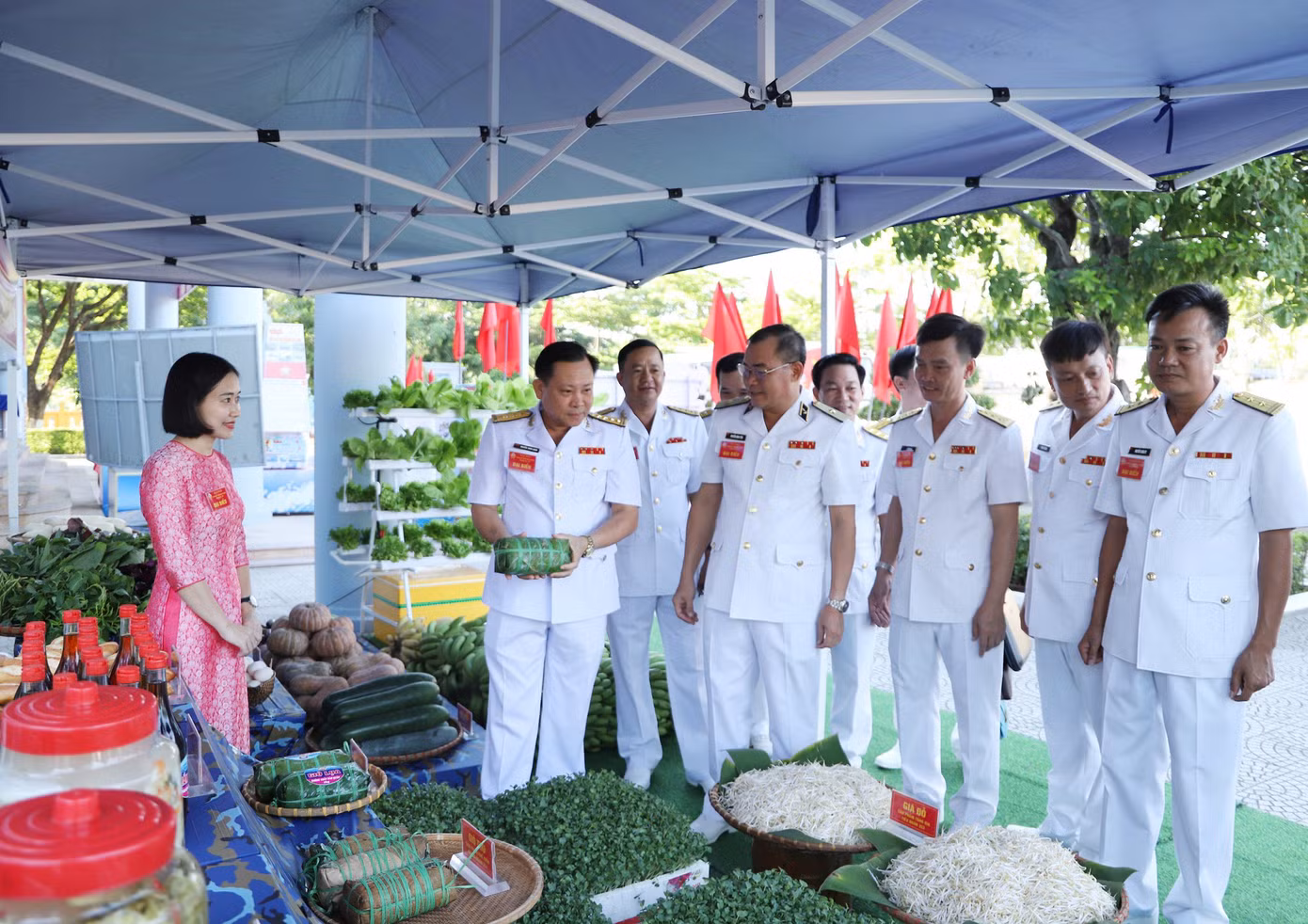 Các đại biểu tham quan sản phẩm tăng gia của cán bộ, chiến sĩ Vùng 3. Ảnh: Hoàng Diệu Các đại biểu tham quan sản phẩm tăng gia của cán bộ, chiến sĩ Vùng 3. Ảnh: Hoàng Diệu
