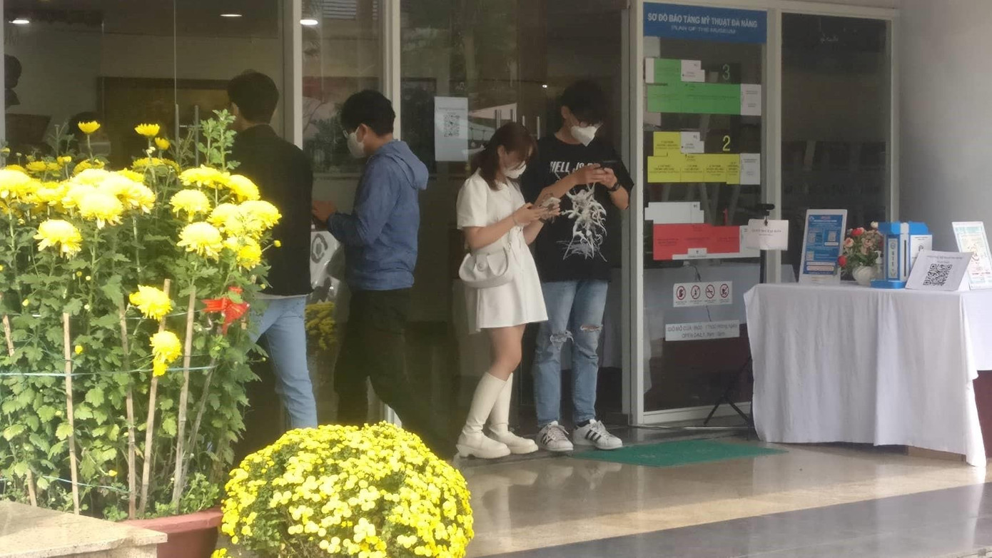 Bảo tàng Mỹ thuật Đà Nẵng trên đường Lê Duẩn đã khá nhộn nhịp trở lại - ảnh Kim Ngân