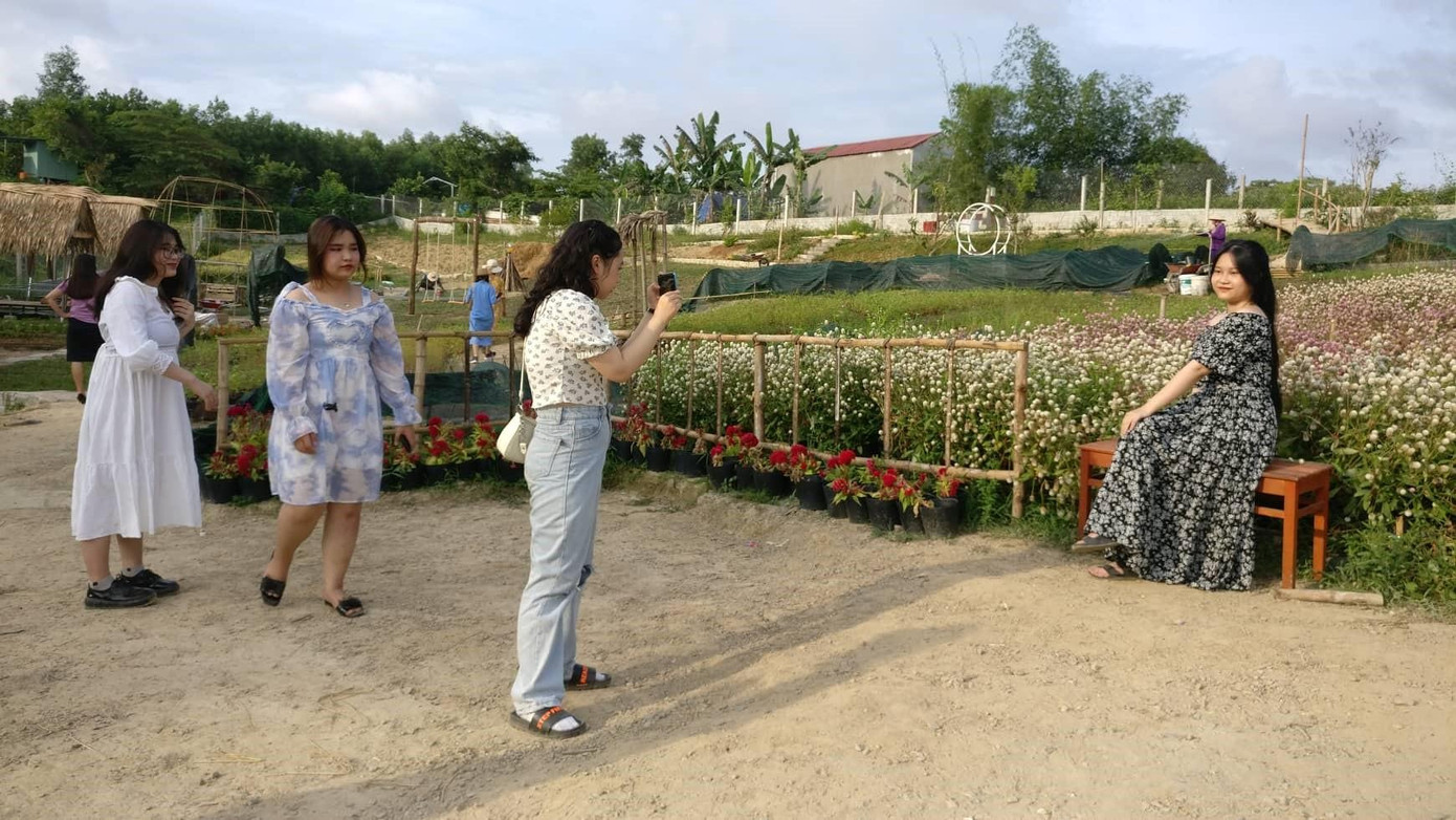 Nhiều bạn trẻ đội nắng để có thể chụp được những bức ảnh ưng ý nhất - ảnh Kim Ngân