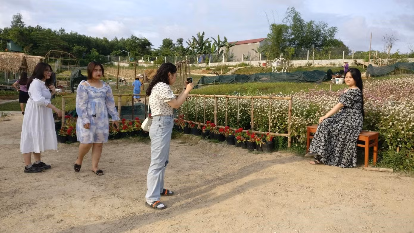 Nhiều bạn trẻ đội nắng để có thể chụp được những bức ảnh ưng ý nhất - ảnh Kim Ngân
