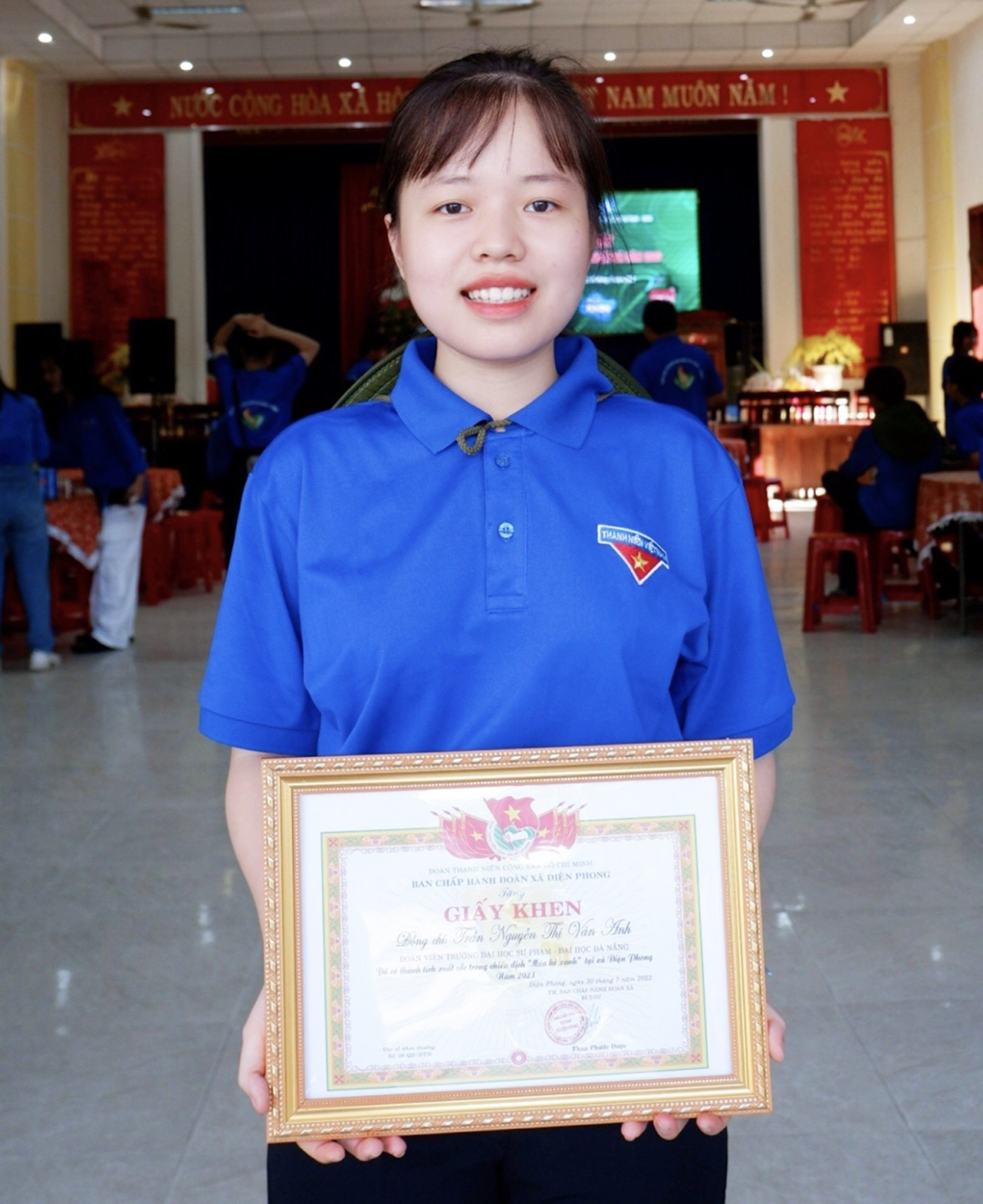 Trần Nguyễn Thị Vân Anh với giấy khen "Mùa hè xanh" tại Quảng Nam. Trần Nguyễn Thị Vân Anh với giấy khen "Mùa hè xanh" tại Quảng Nam.