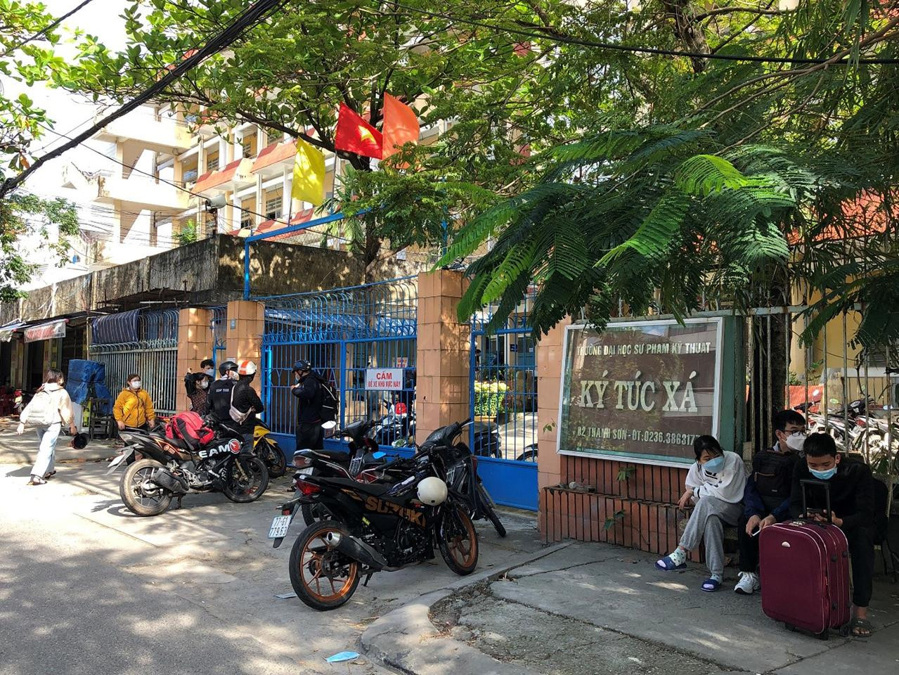 Kí túc xá trường ĐH Sư phạm kĩ thuật (ĐH Đà Nẵng) những ngày này sinh viên trở lại - ảnh Thanh Ngân