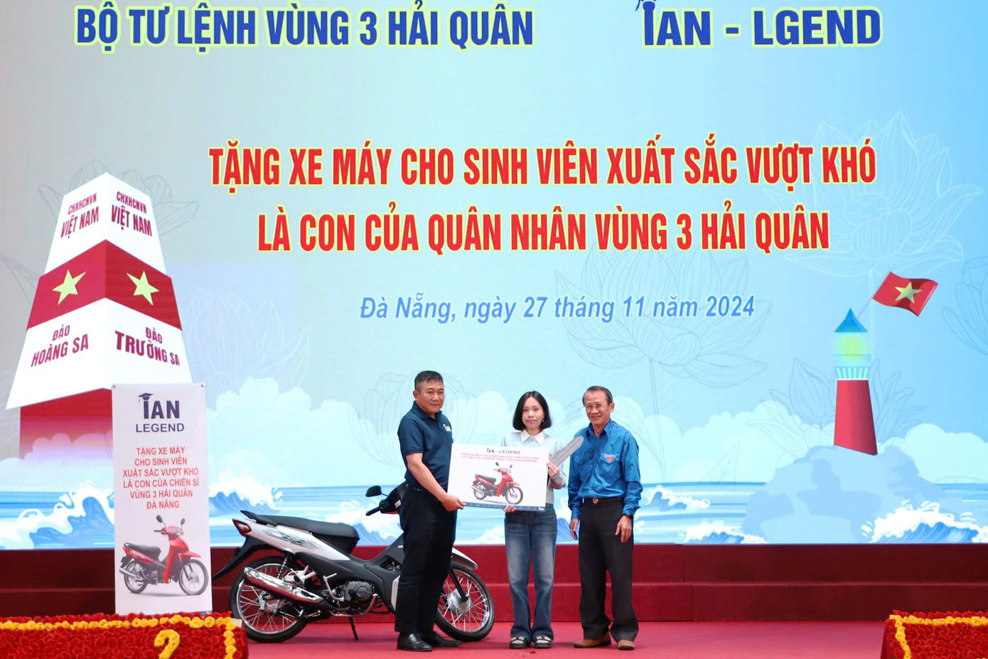 Đại diện Công ty TMCP Sài Gòn Chiến Thắng trao xe máy tặng con quân nhân Vùng 3 Hải quân. Ảnh: Hoàng Diệu Đại diện Công ty TMCP Sài Gòn Chiến Thắng trao xe máy tặng con quân nhân Vùng 3 Hải quân. Ảnh: Hoàng Diệu