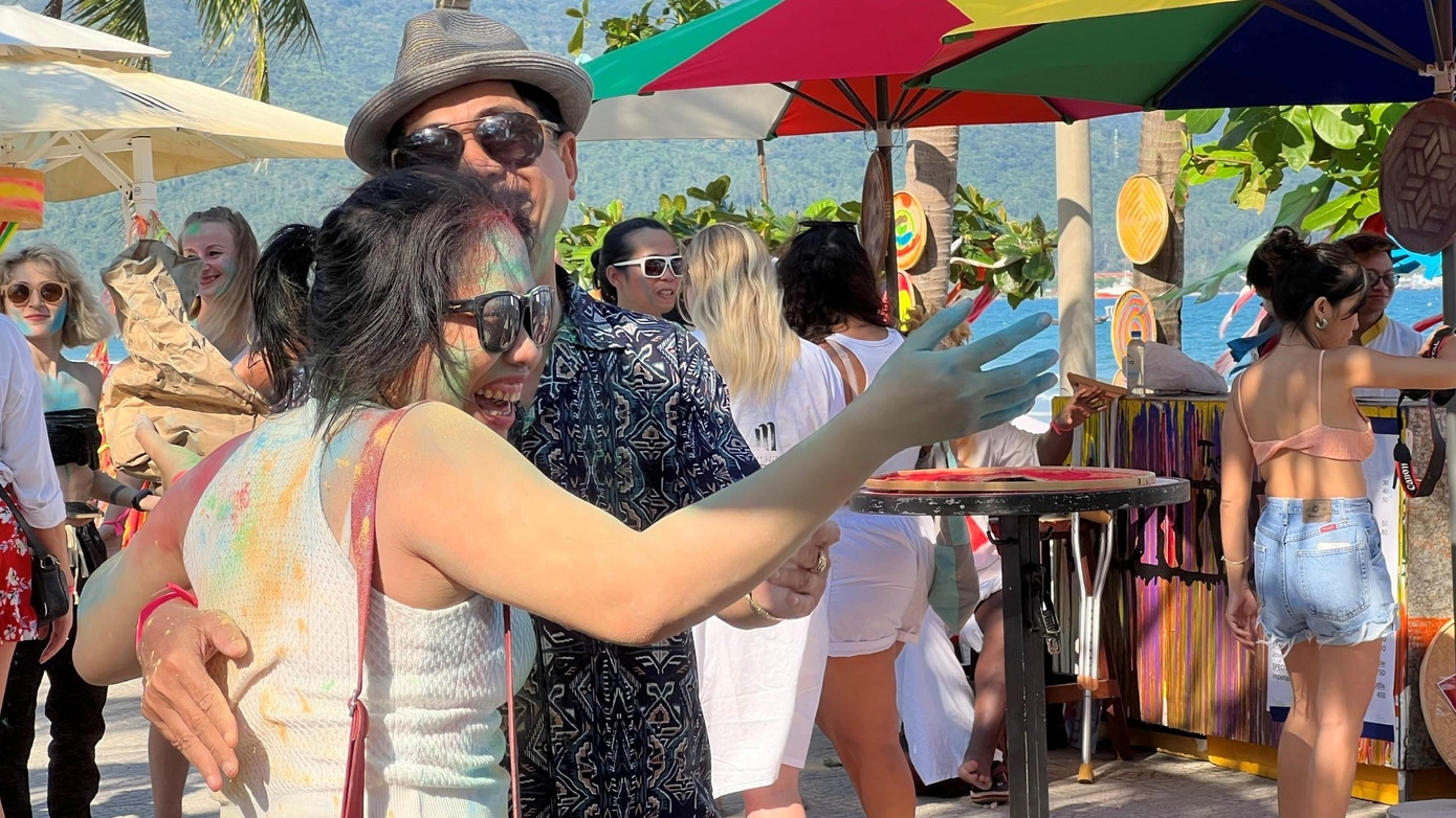 Ngoài việc ném bột màu, mọi người còn nhảy cùng nhau trên nền nhạc Bollywood - Ảnh: Bảo Quyên