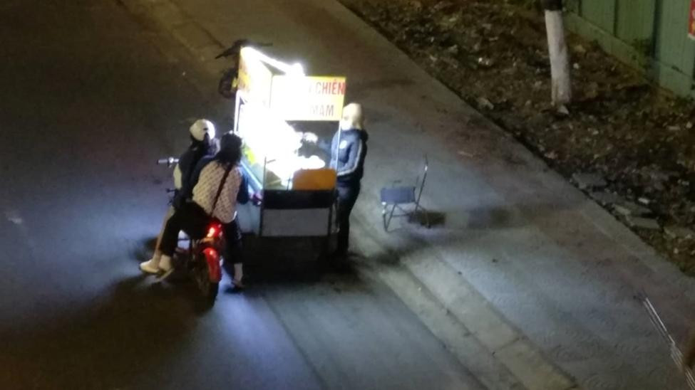 Xe cá viên chiên nước mắm này thỉnh thoảng có mấy bạn trẻ ghé mua. Xe cá viên chiên nước mắm này thỉnh thoảng có mấy bạn trẻ ghé mua.