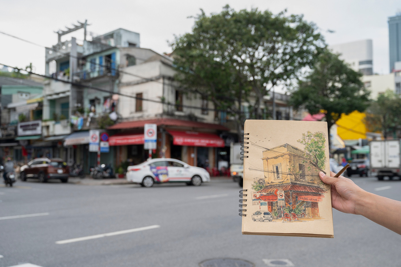 Góc phố nhỏ được Thạch tái hiện lên giấy một cách đầy hoài niệm. (Ảnh: Huỳnh Như)