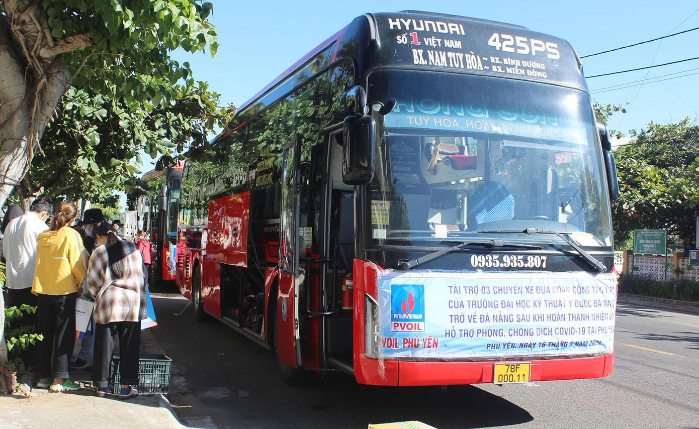 Các sinh viên và giảng viên lên xe về lại Đà Nẵng sau 40 ngày đêm hỗ trợ cho Phú Yên phòng, chống dịch COVID-19 - ảnh Huyền Oanh