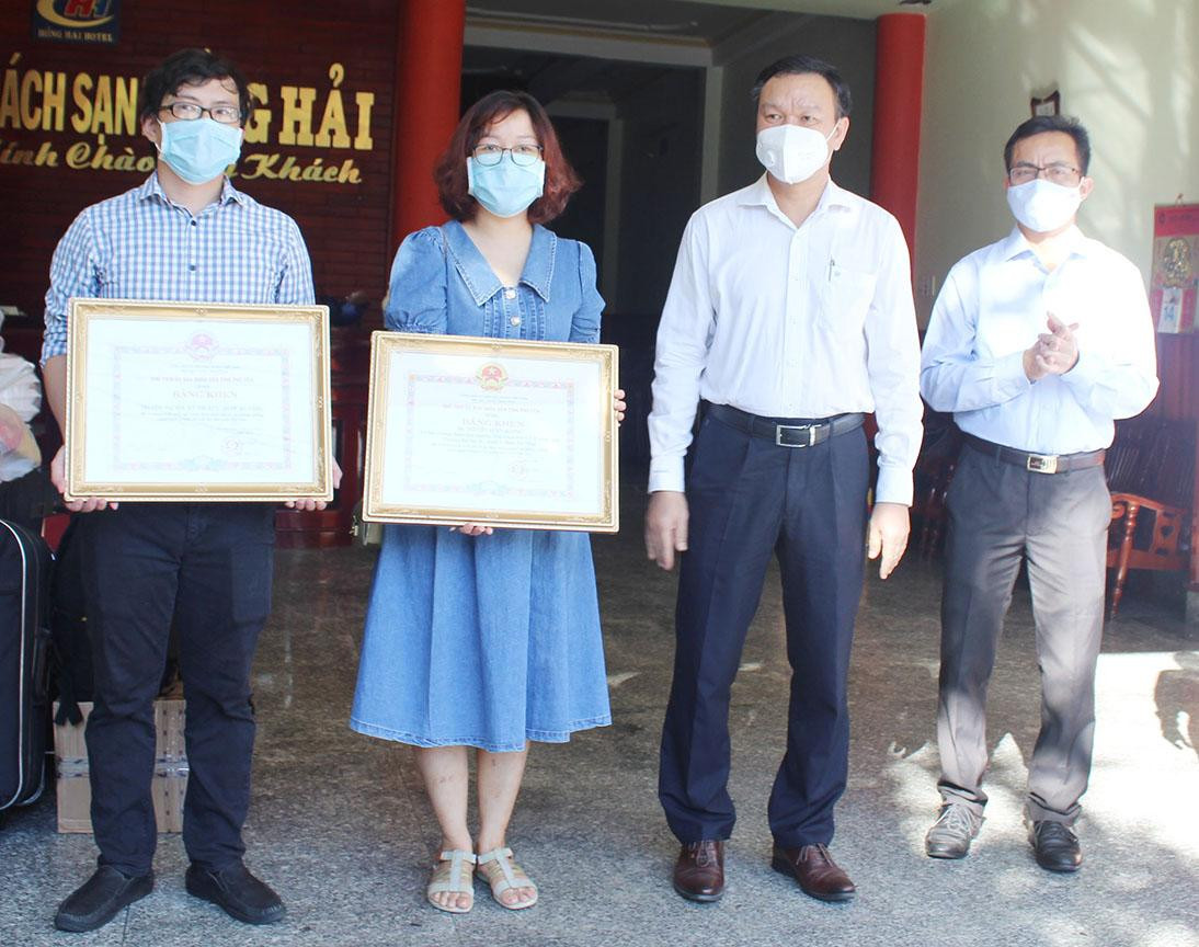 Tặng bằng khen của UBND tỉnh Phú Yên cho giảng viên, sinh viên Trường ĐH Kỹ thuật Y-Dược Đà Nẵng đã giúp tỉnh chống dịch suốt 40 ngày qua - ảnh Huyền Oanh