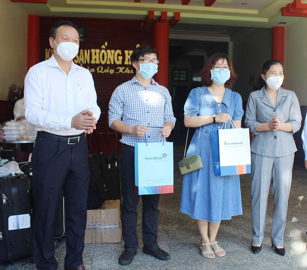 Lãnh đạo UBND tỉnh và Sở Y tế tặng quà cảm ơn đoàn - ảnh Huyền Oanh