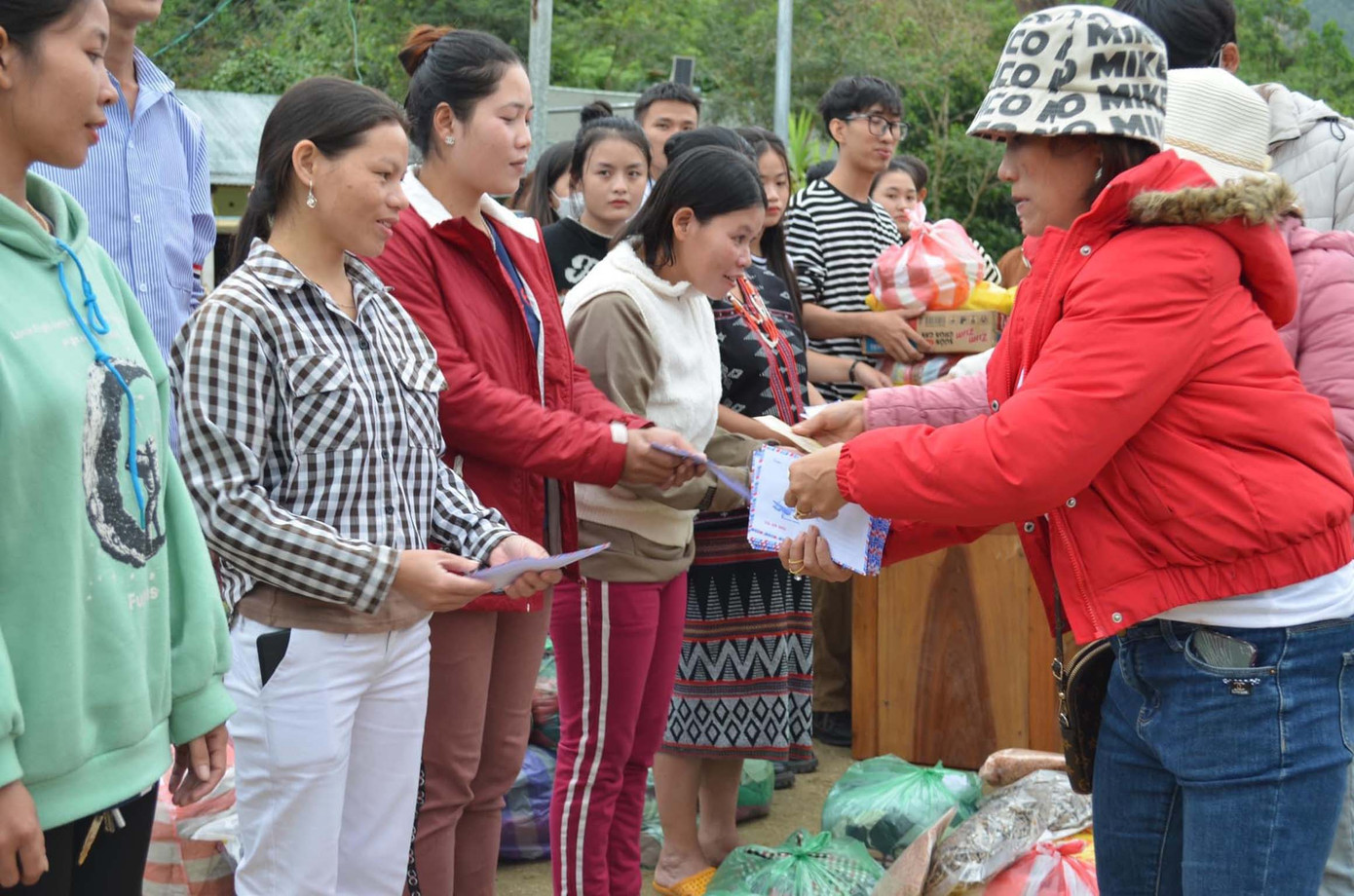 Trao quà cho người dân thôn R'cung