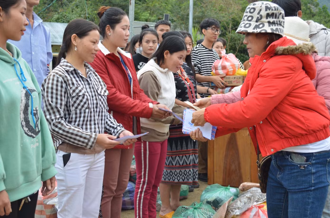 Trao quà cho người dân thôn R'cung Trao quà cho người dân thôn R'cung