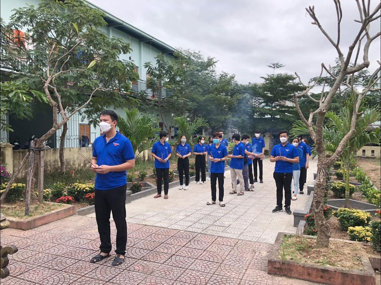 Đoàn phường Hòa Khánh Bắc (quận Liên Chiểu) tổ chức dâng hương tưởng niệm tại Bia tưởng niệm Trung đoàn 96 (ảnh Đoàn phường Hòa Khánh Bắc) Đoàn phường Hòa Khánh Bắc (quận Liên Chiểu) tổ chức dâng hương tưởng niệm tại Bia tưởng niệm Trung đoàn 96 (ảnh Đoàn phường Hòa Khánh Bắc)