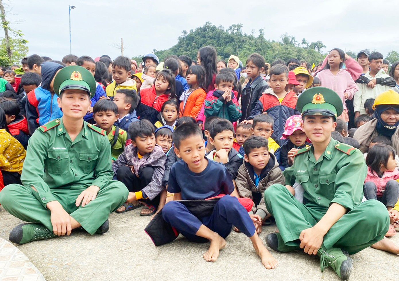 Các cháu nhỏ người đồng bào dân tộc Cơ Tu vui Trung thu cùng các chú bộ đội biên phòng. (Ảnh: Văn Chương) Các cháu nhỏ người đồng bào dân tộc Cơ Tu vui Trung thu cùng các chú bộ đội biên phòng. (Ảnh: Văn Chương)