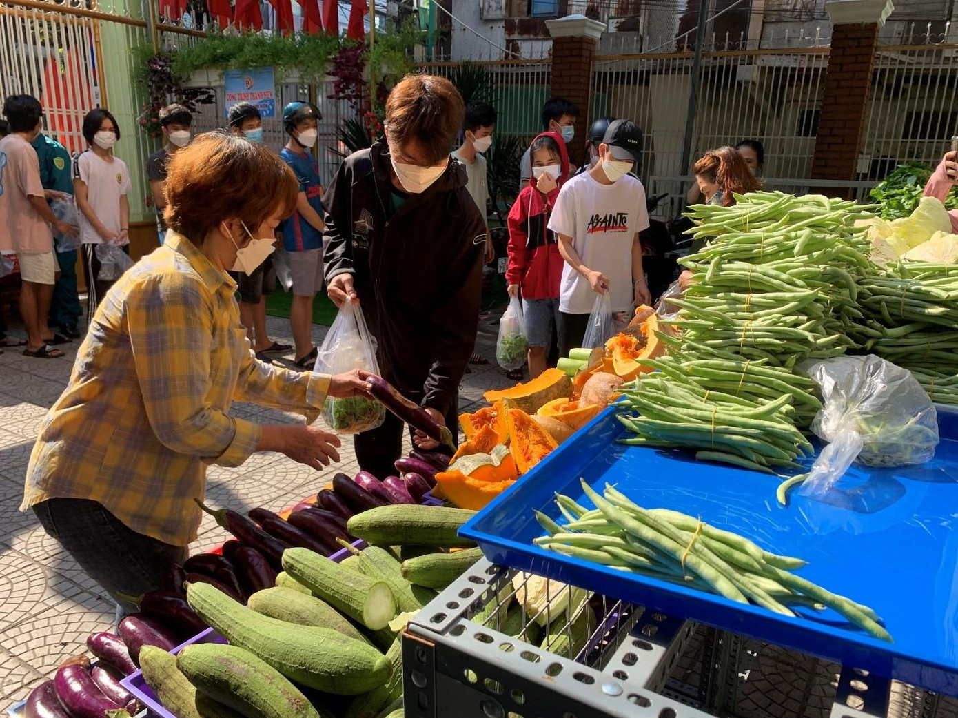 Phiên chợ có nhiều loại thực phẩm, được lấy từ các chợ đầu mối và lựa chọn kĩ càng - ảnh Kim Ngân