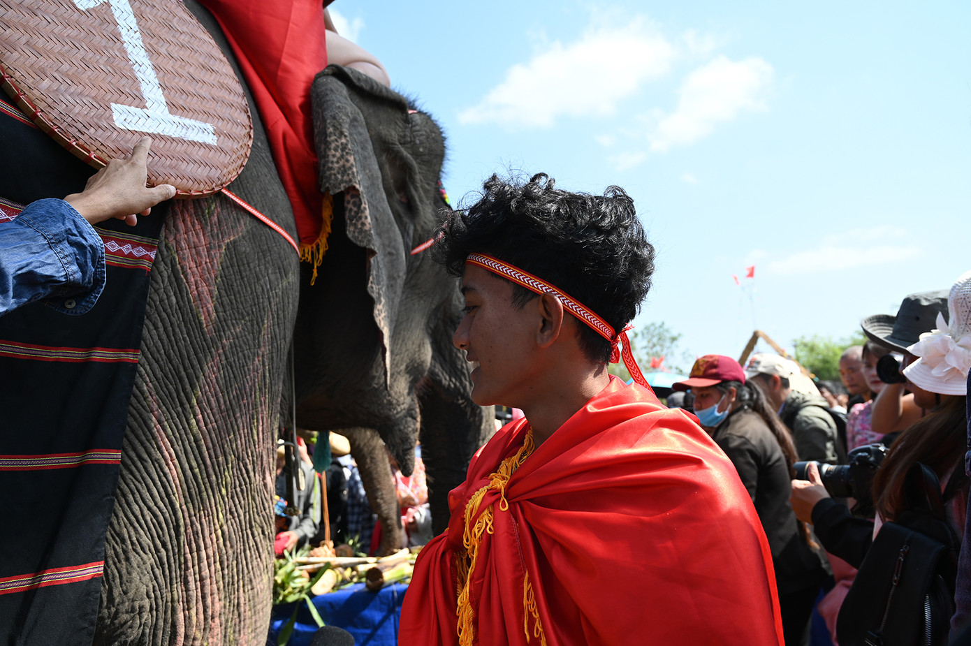 Y Quang Bya đang giới thiệu với du khách tác phẩm trang điểm cho voi xuất sắc đạt giải nhất của mình. (Ảnh: Huỳnh Như) Y Quang Bya đang giới thiệu với du khách tác phẩm trang điểm cho voi xuất sắc đạt giải nhất của mình. (Ảnh: Huỳnh Như)