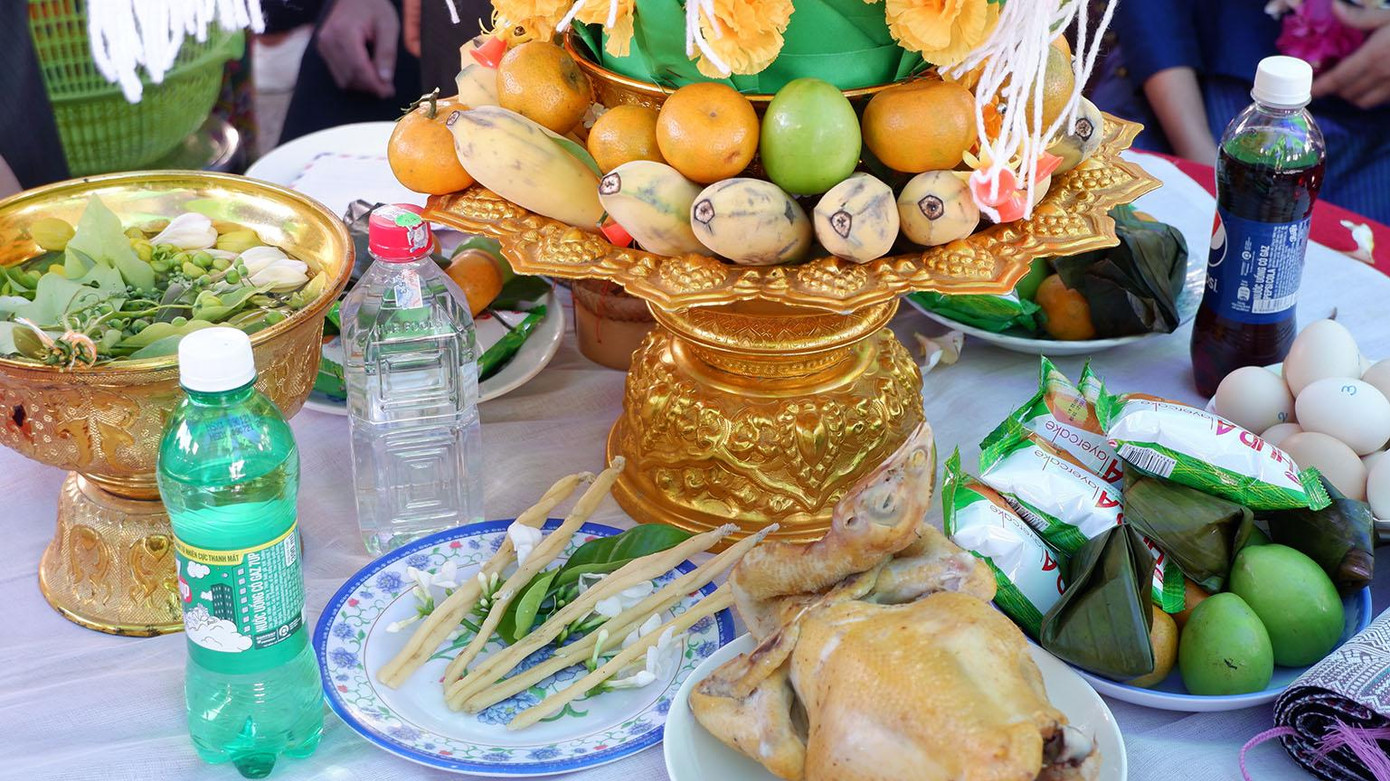 Tháp hoa và vòng hoa Dok Champa và những lễ vật cần có trong Tết cổ truyền Bunpimay